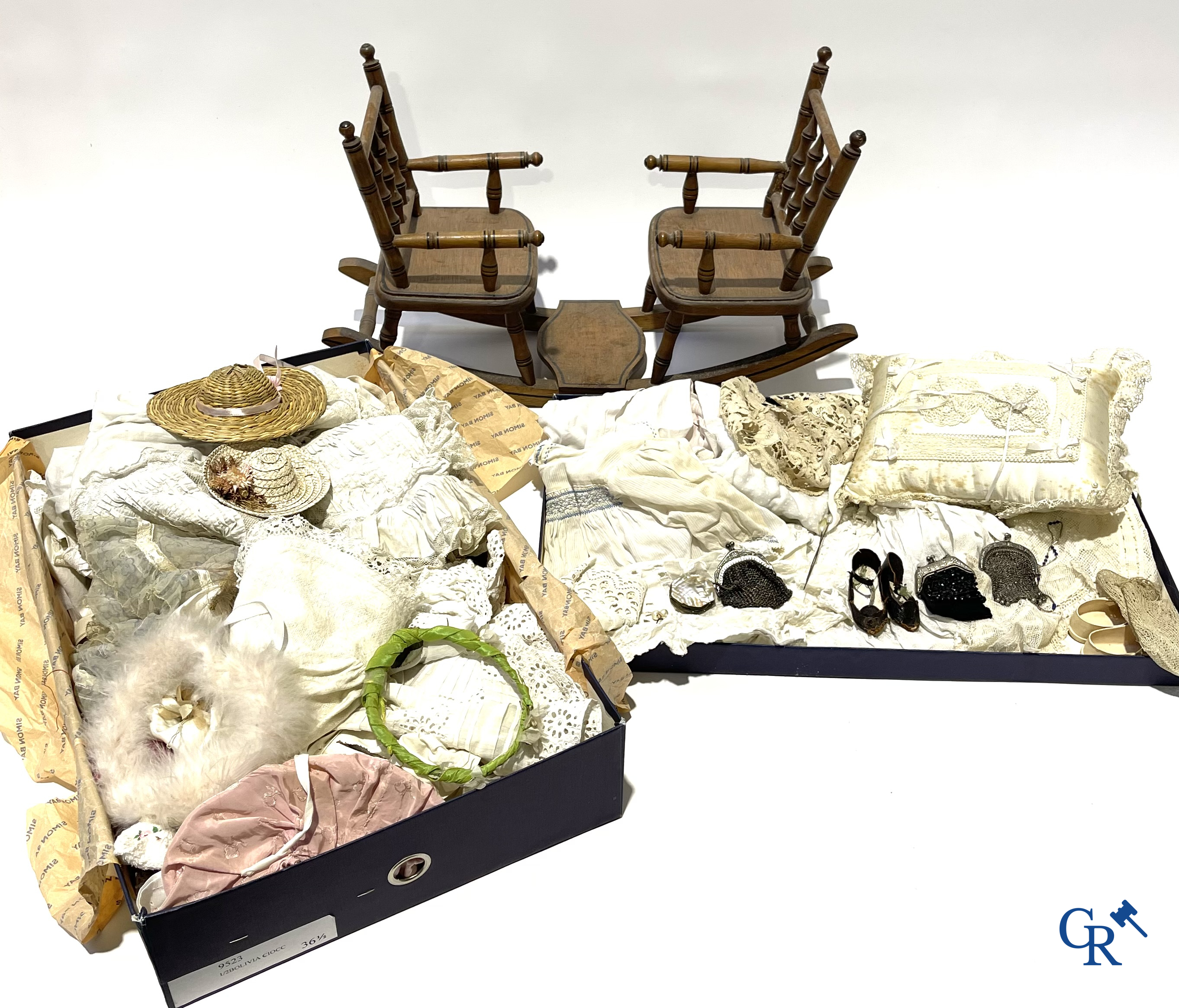 Old toys, a lot of 4 antique dolls with porcelain head, doll attributes, clothes and others.