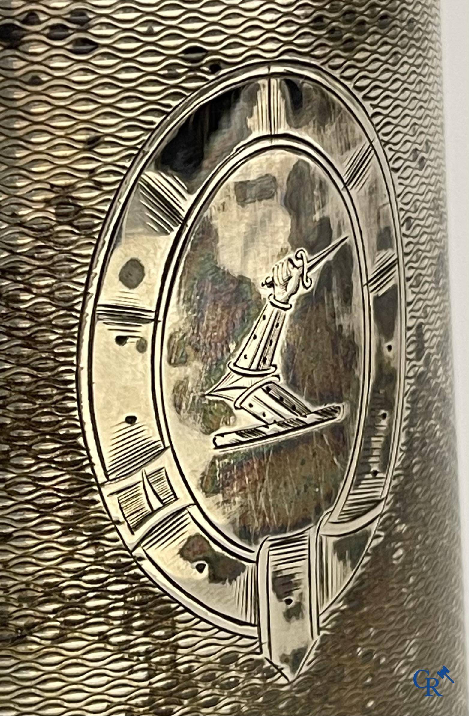 Une chope en argent avec fond en verre. XVIIIème-XIXème siècle. Aucune poinçon visible.