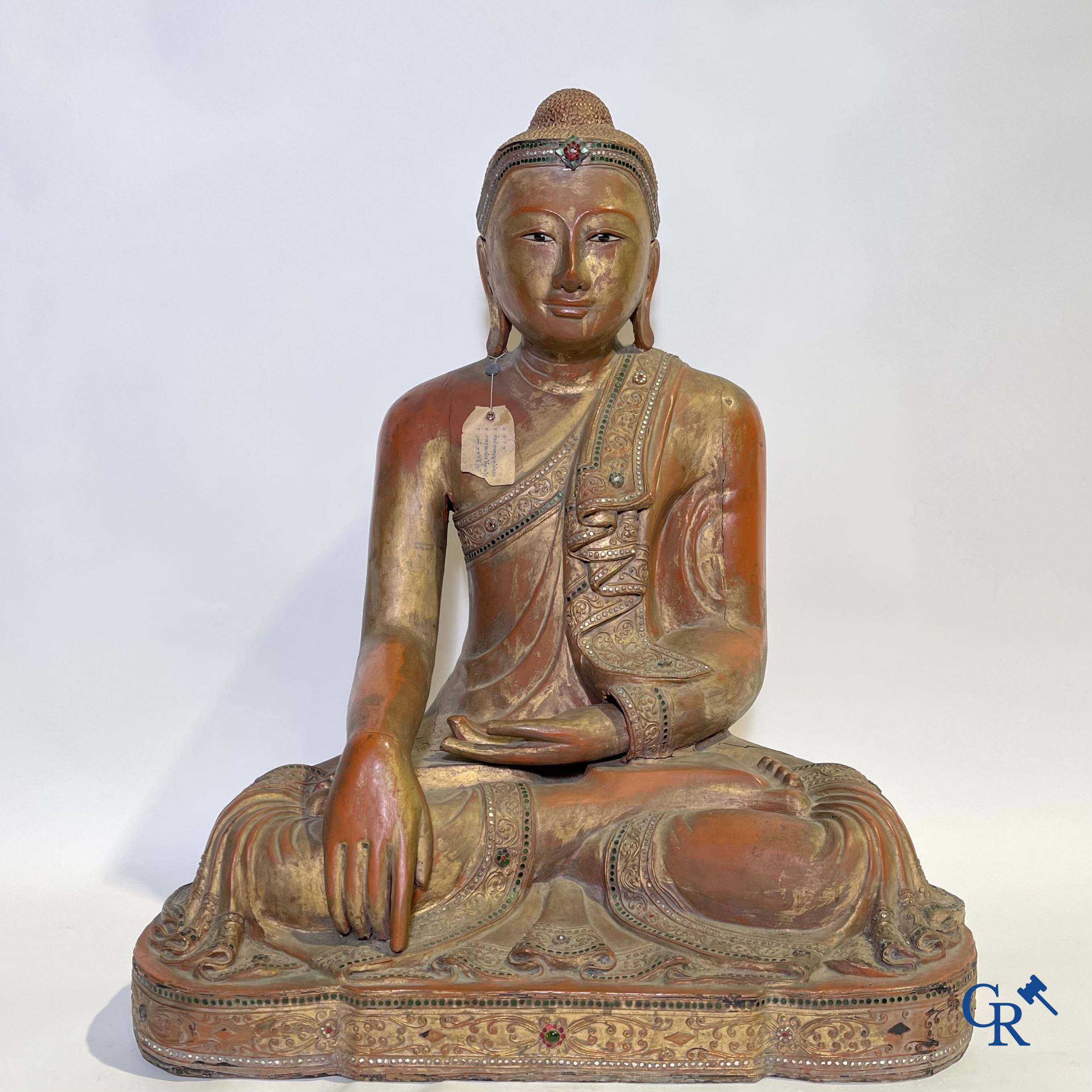 Imposing wooden lacquered Bouddha. Burma, 19th century.