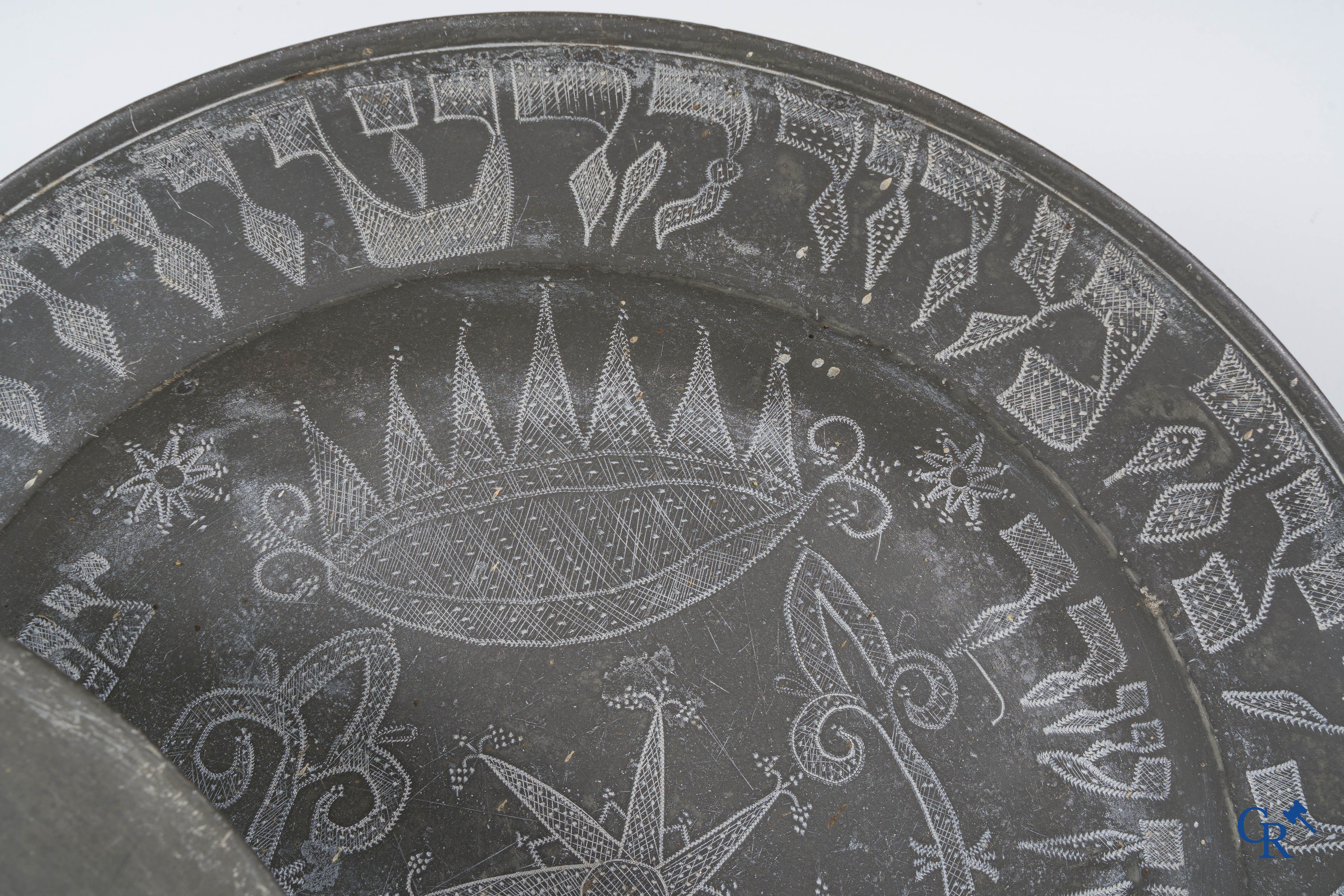 Een groot lot antieke tinnen schotels, waaronder een zeldzame scheerkom. 18e-19e eeuw.