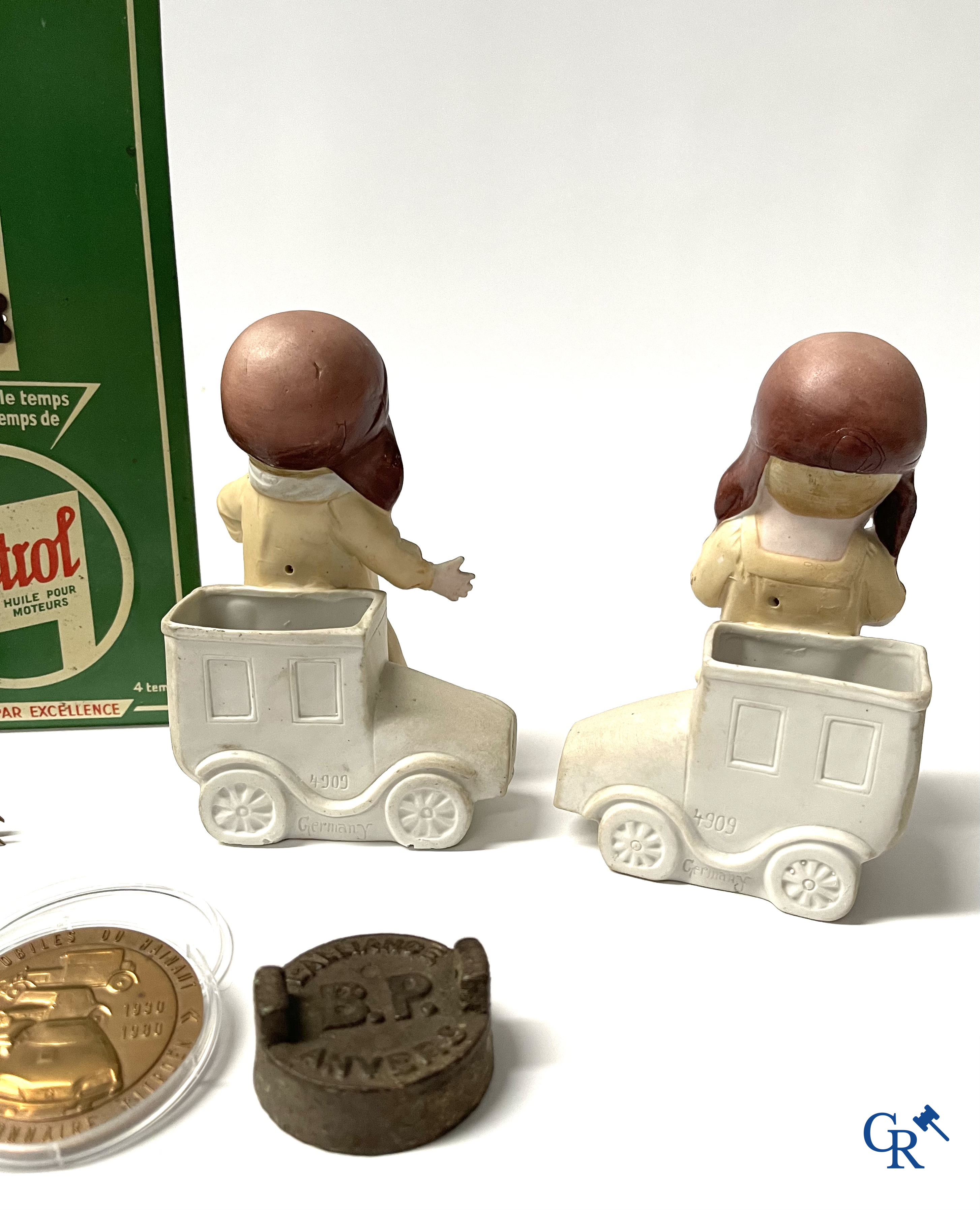 Automobilia, een kavel met diverse verzamelobjecten, Michelin, Castrol, Citroën, Rosengart, BP, enz.