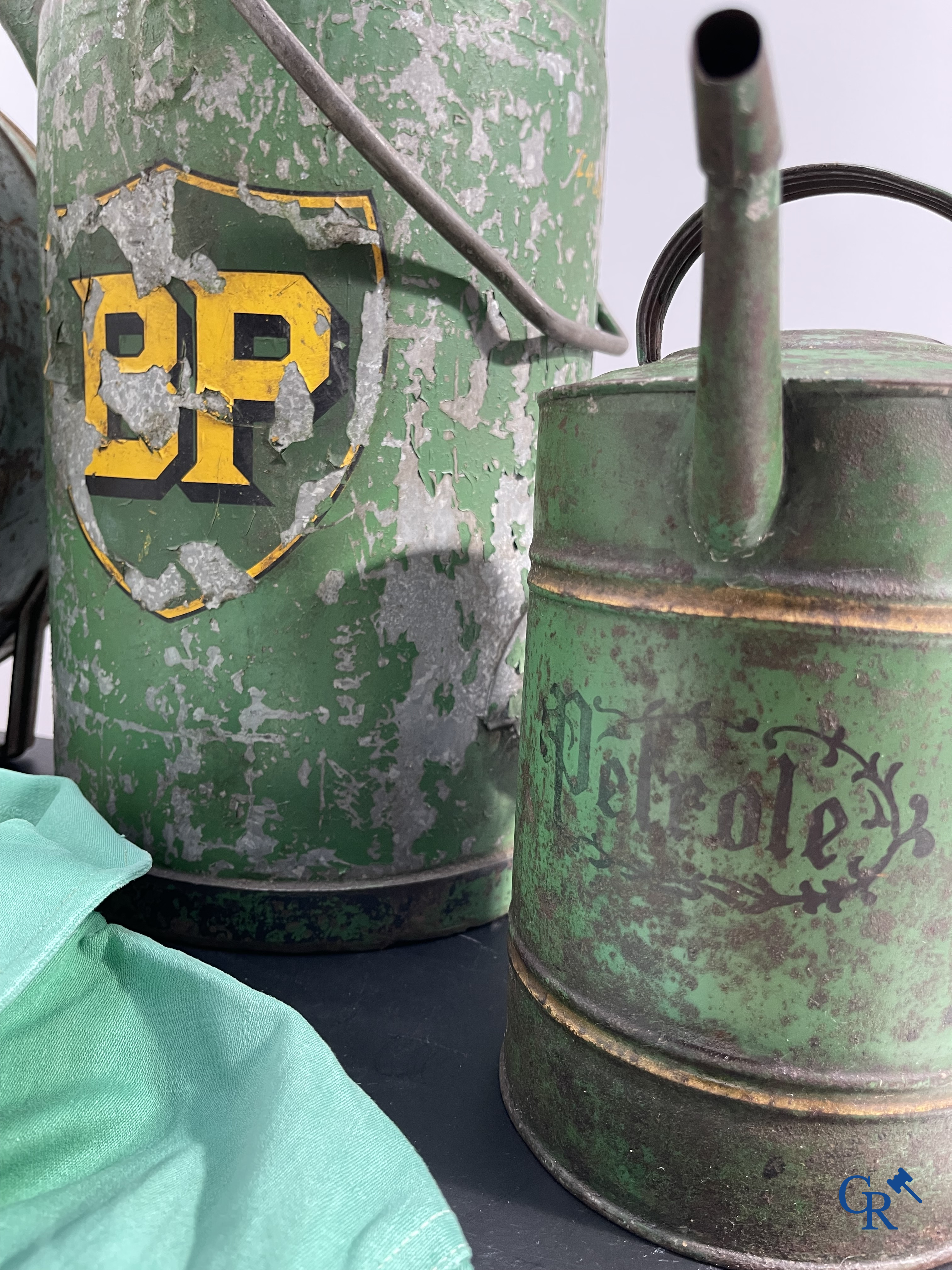 Automobilia. BP. Een kavel met BP oliekannen, oude smeertabellen en een outfit voor BP pomphouder. Jaren '40-'50-'60.