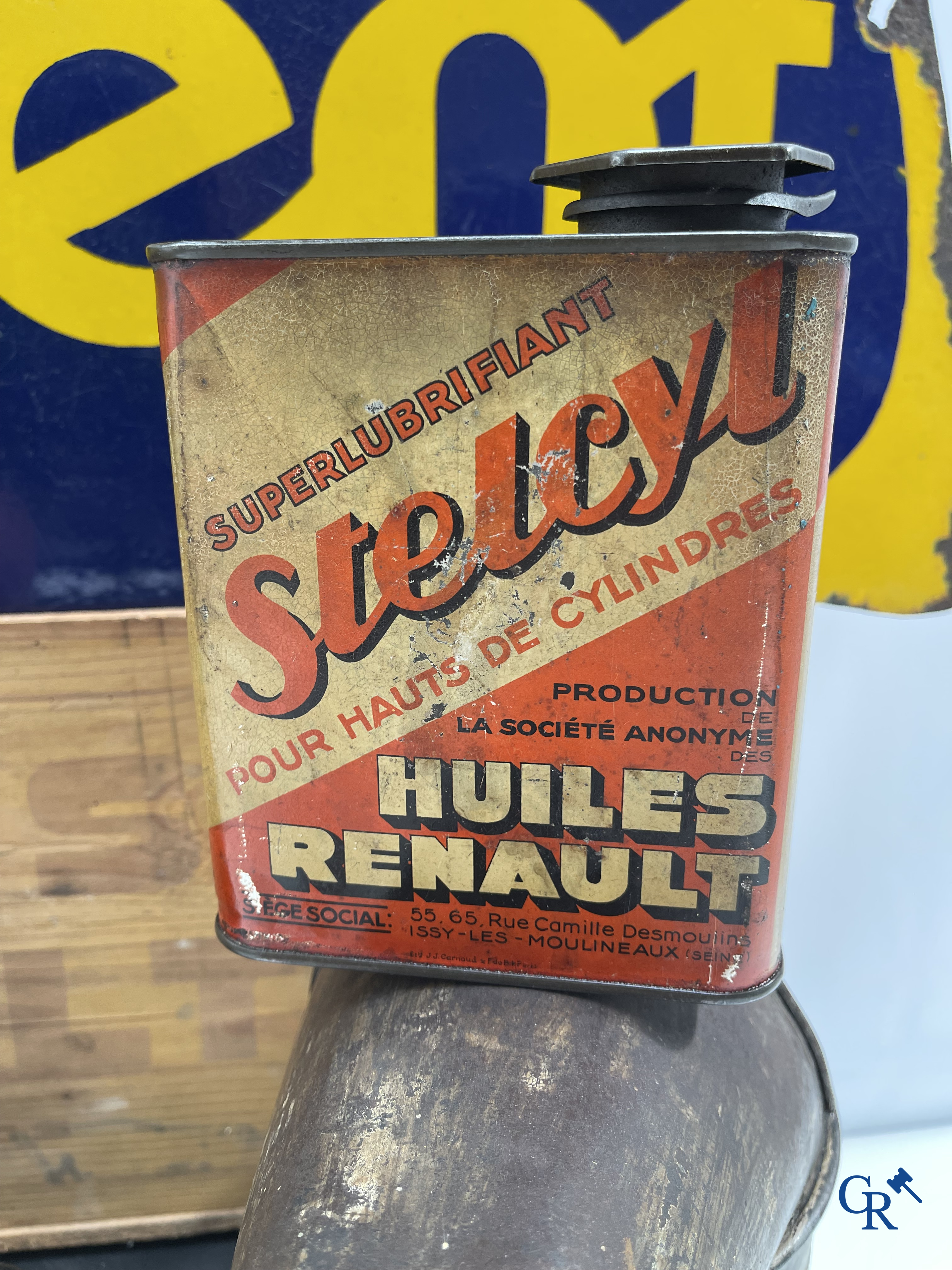 Automobilia, Kavel met een emaille reclamebord Peugeot, olieblikken en een houten Renault kist.