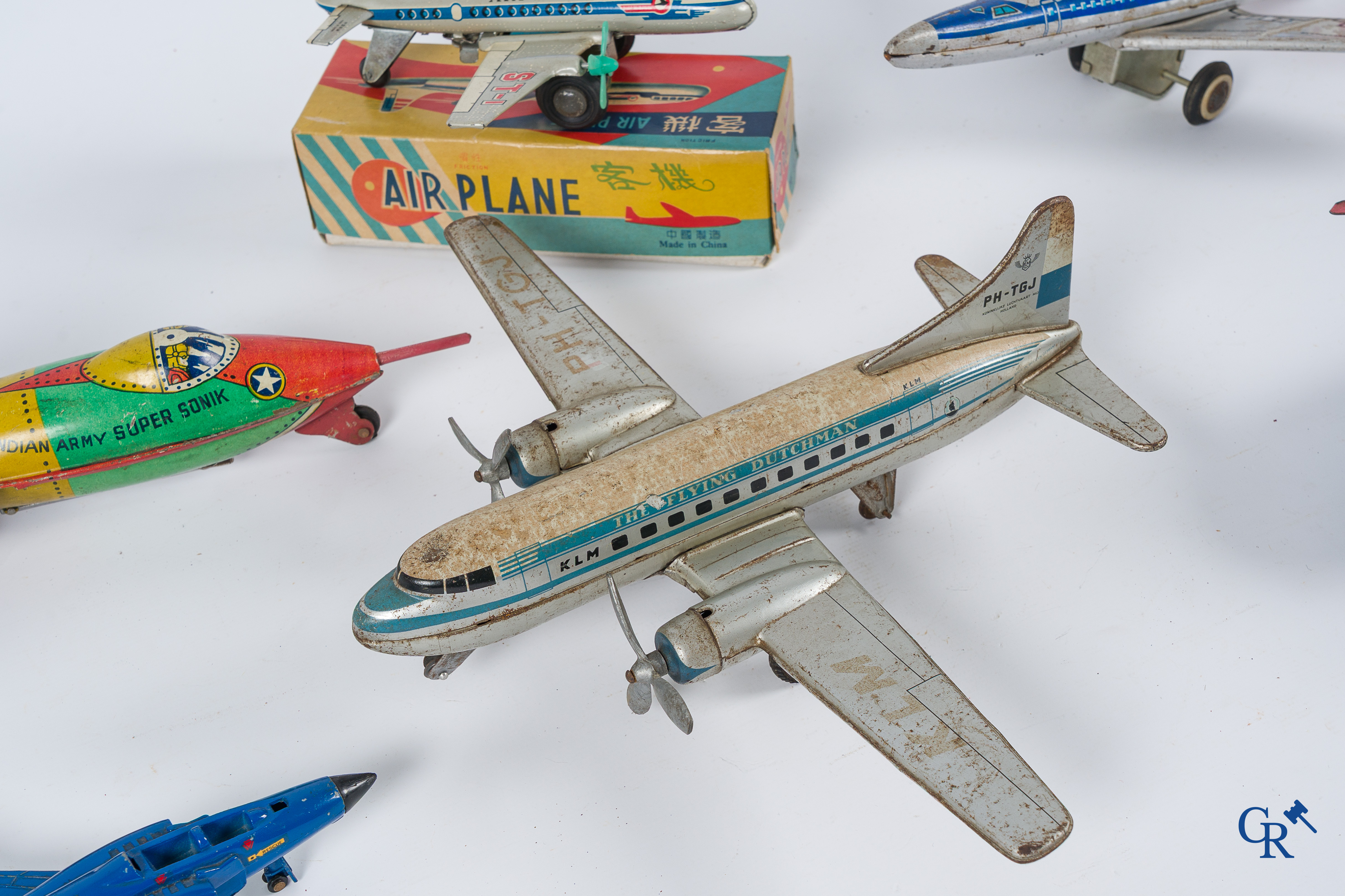 Old toys. Lot with toys in metal and tin including airplanes and a spaceship.