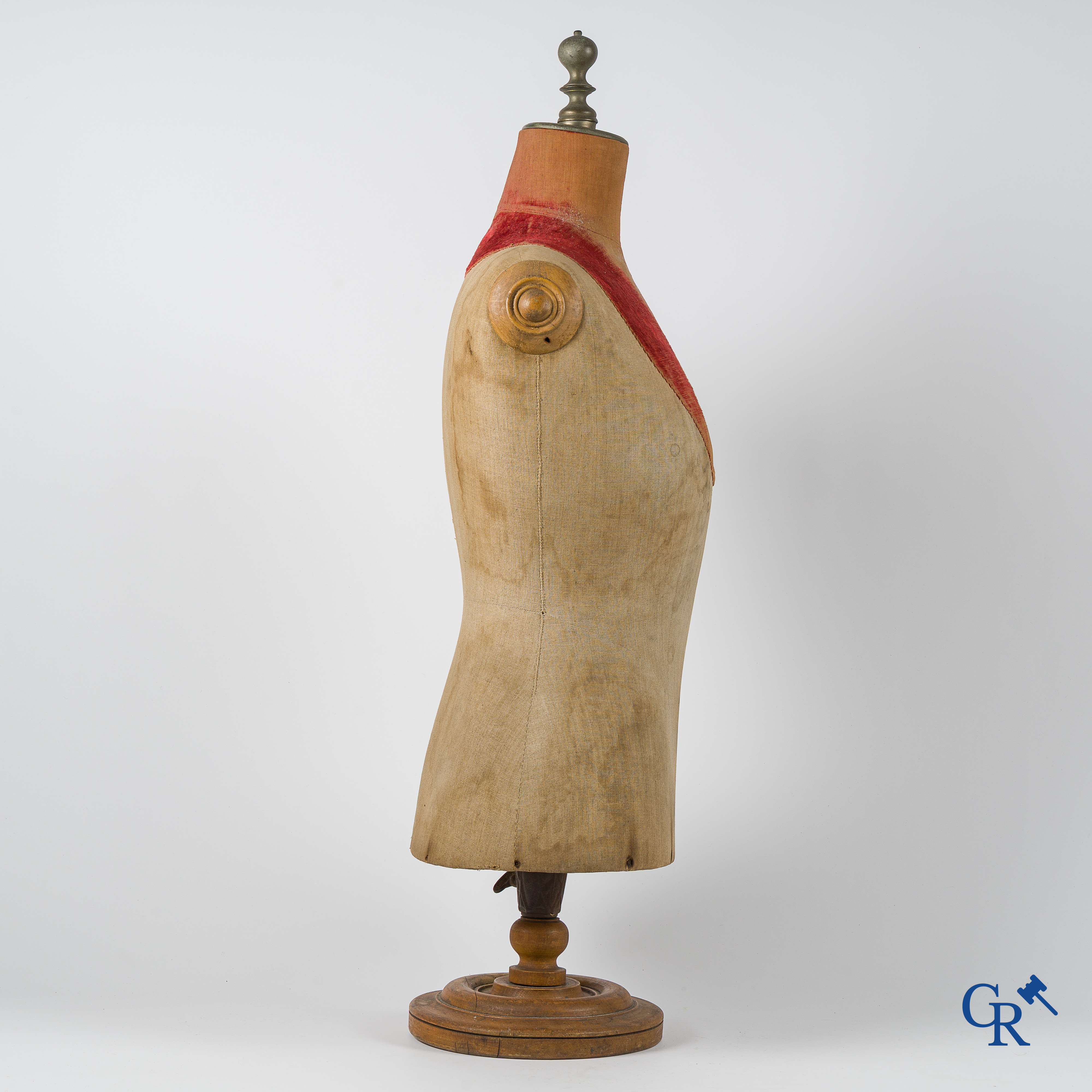 Bust Girard Paris. Beautiful bust for a shop window from the 1930's. Bronze headpiece. Size 44.