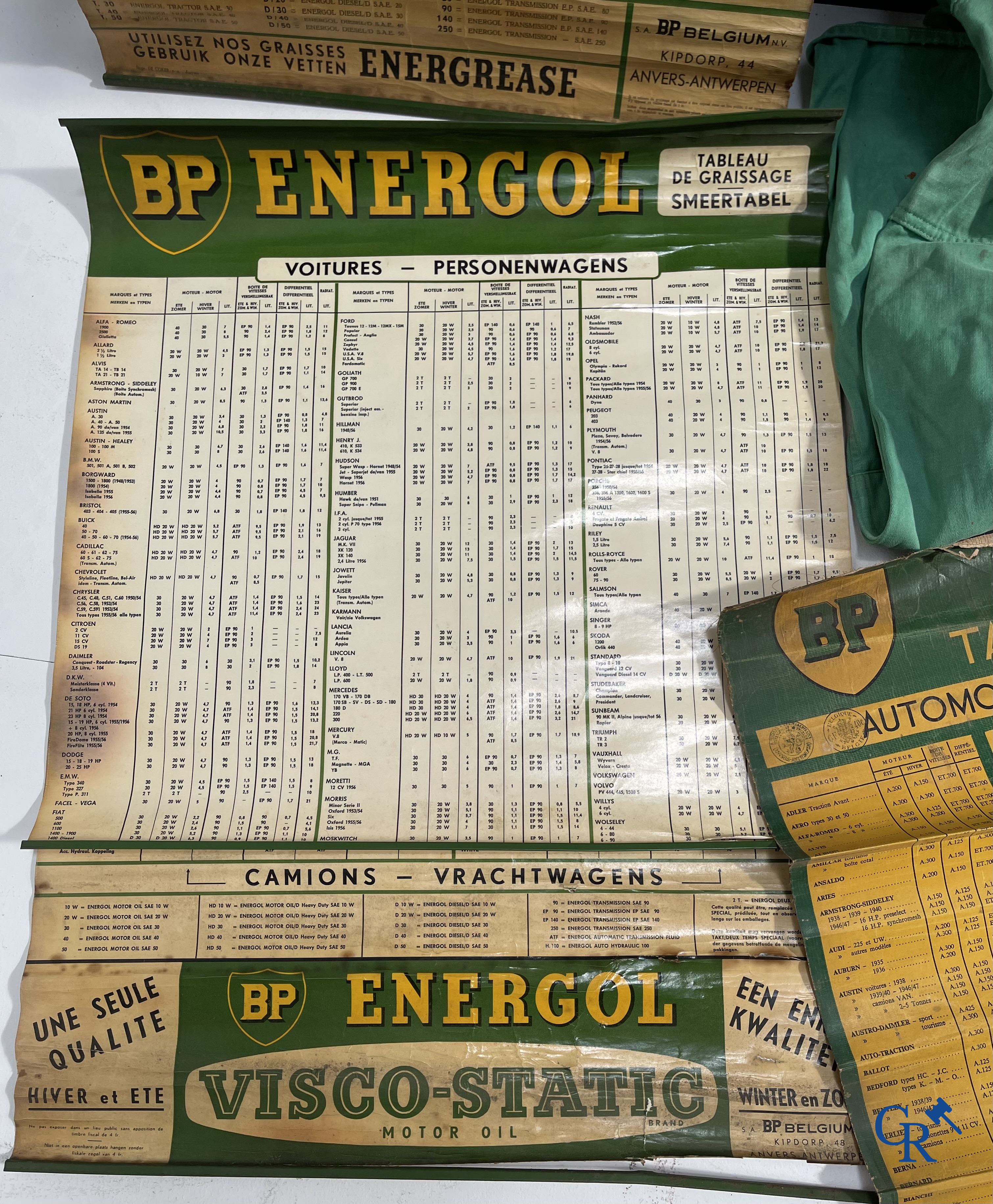Automobilia. BP. Een kavel met BP oliekannen, oude smeertabellen en een outfit voor BP pomphouder. Jaren '40-'50-'60.