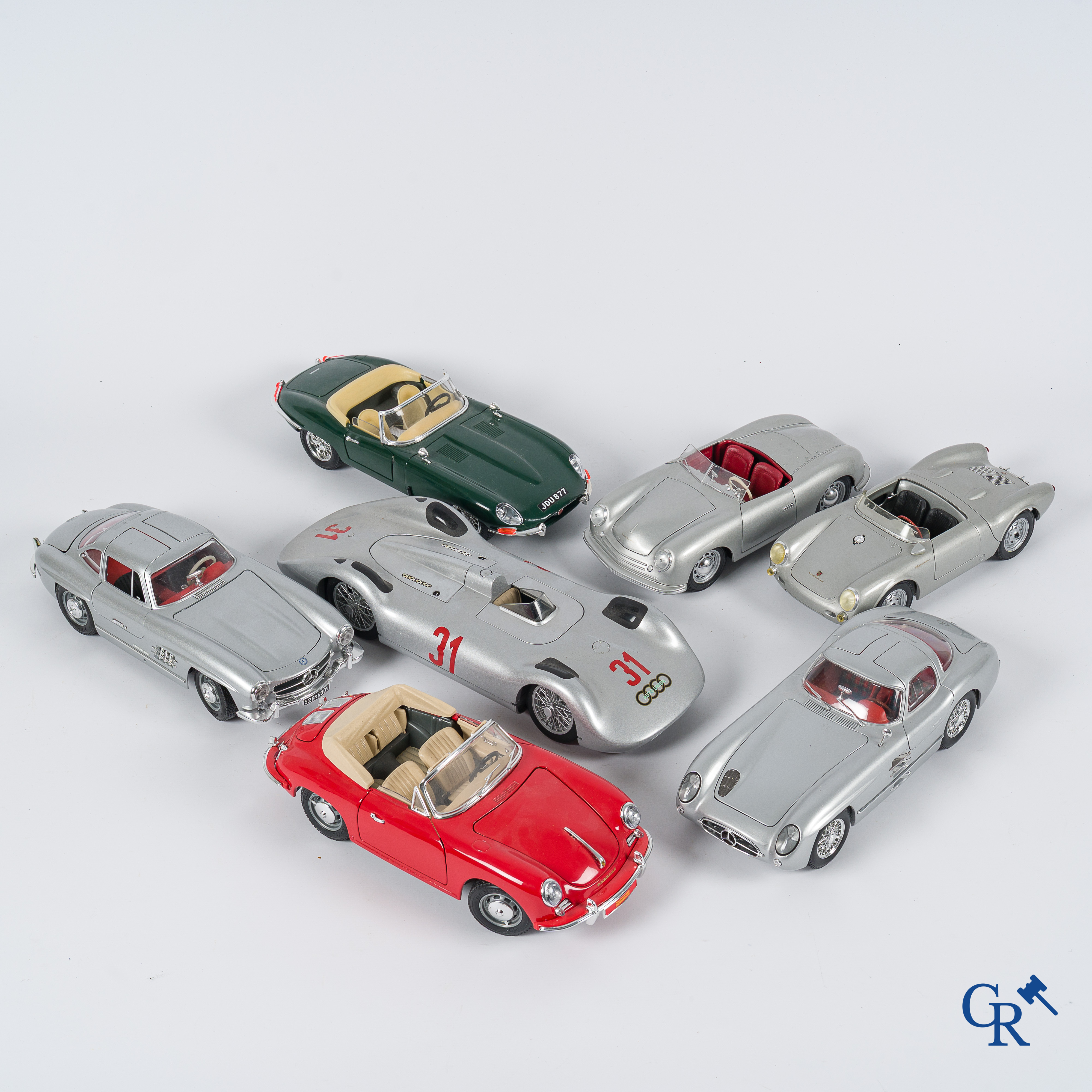 Automobilia. 7 scale model oldtimers 1/18, Burago, Maisto, Revell. Mercedes, Porsche, Auto Union, Jaguar E Type.