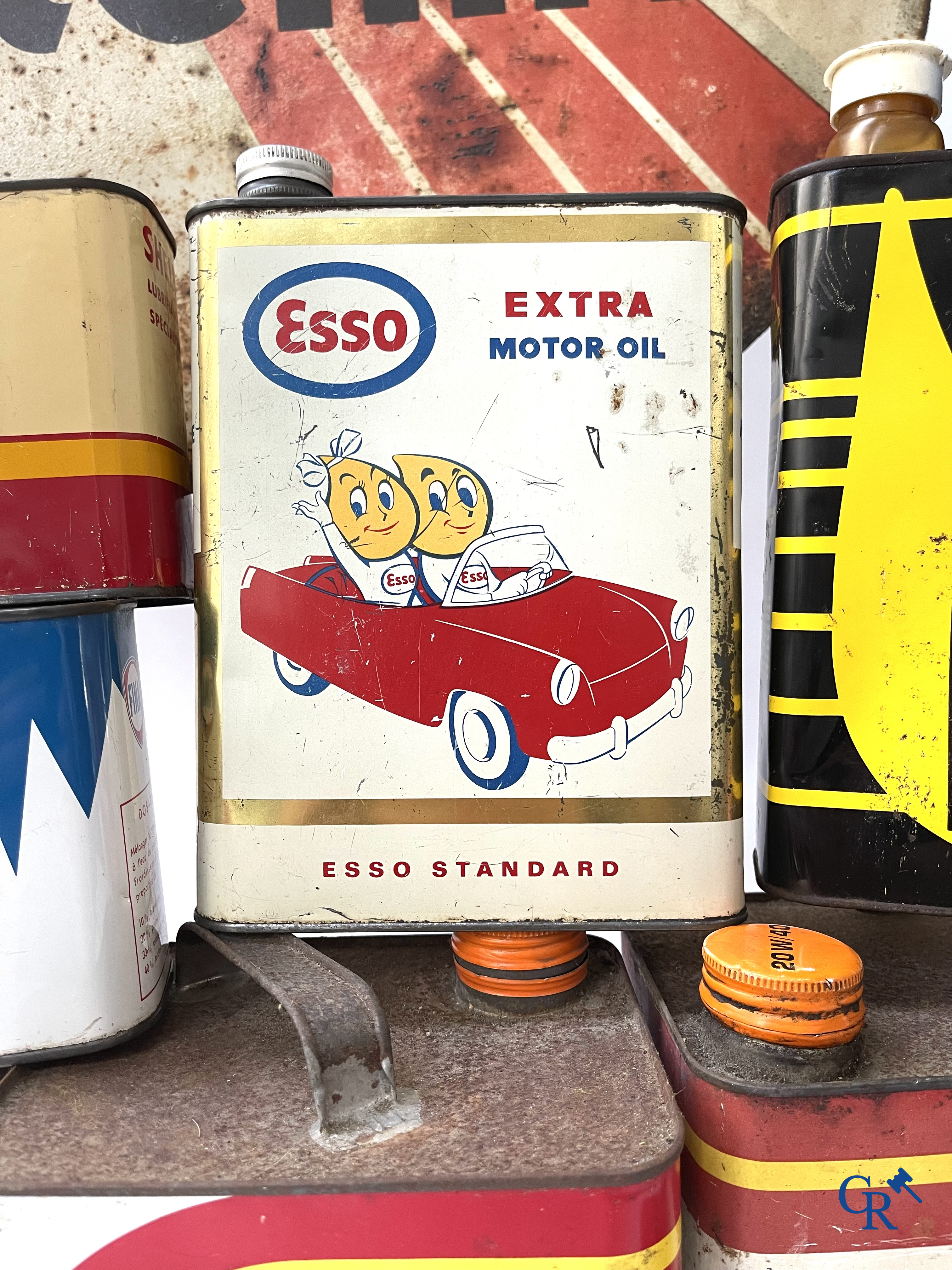 Automobilia, Groot lot olieblikken, een uithangbord Stelline, olie schenkkan Antar, en emaille bordje. Jaren '50-'60.