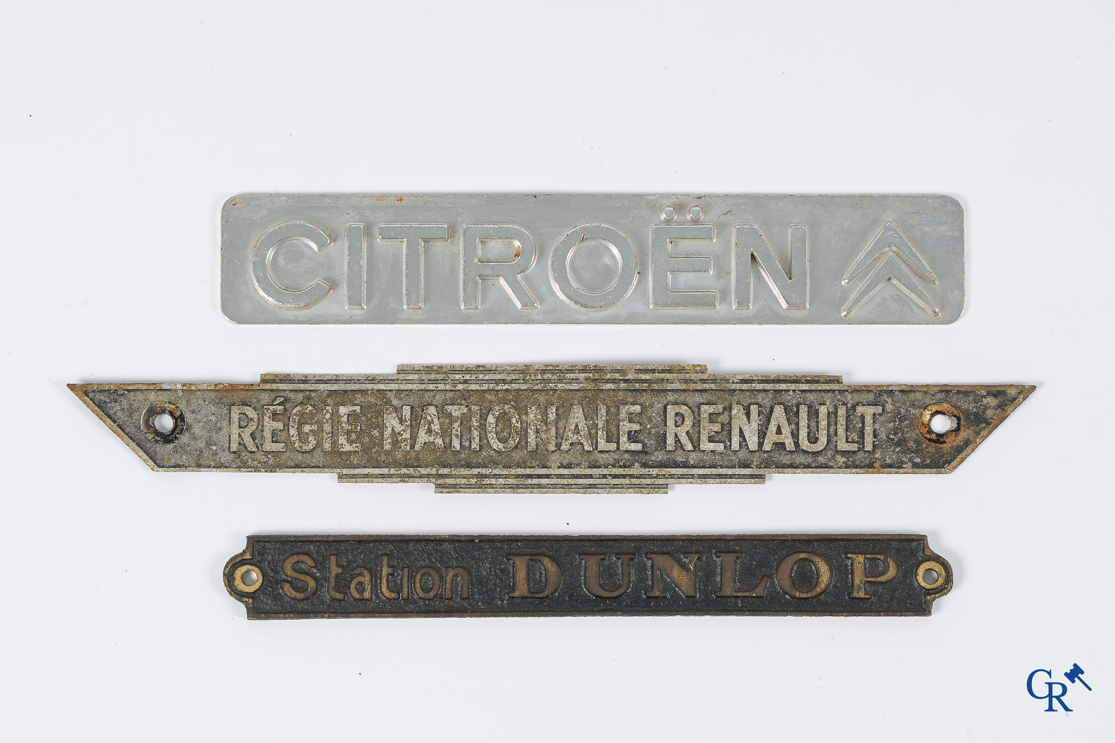 Lot Automobilia, various brands. Renault, Citroën, Huiles Yacco, Dunlop, car mascot, etc.