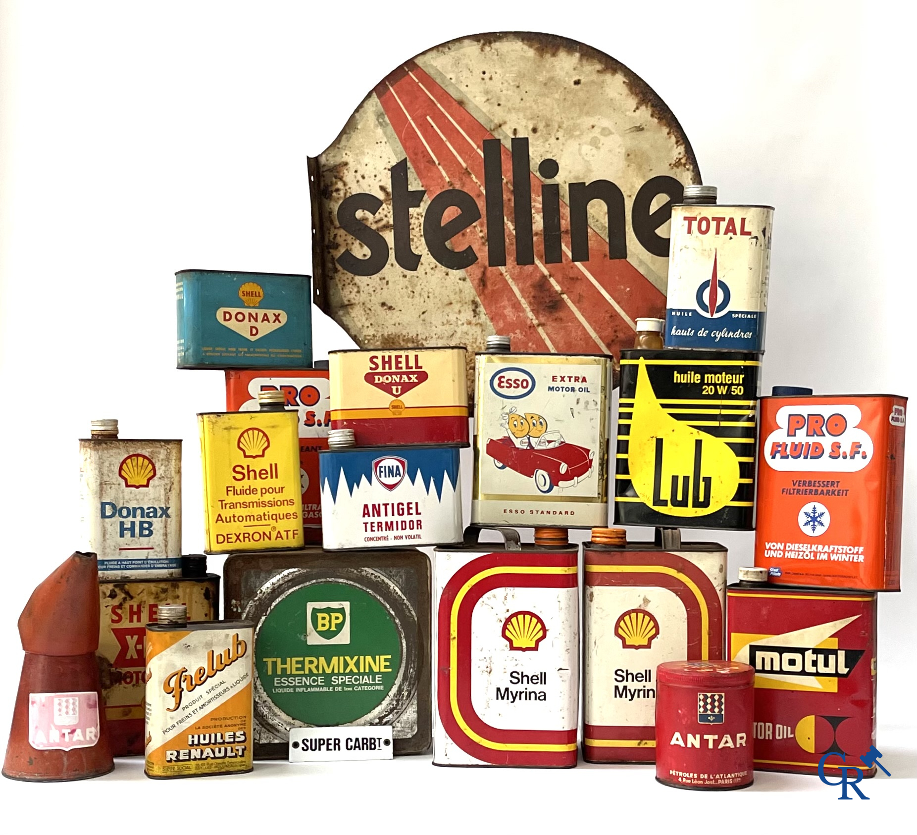 Automobilia, Groot lot olieblikken, een uithangbord Stelline, olie schenkkan Antar, en emaille bordje. Jaren '50-'60.