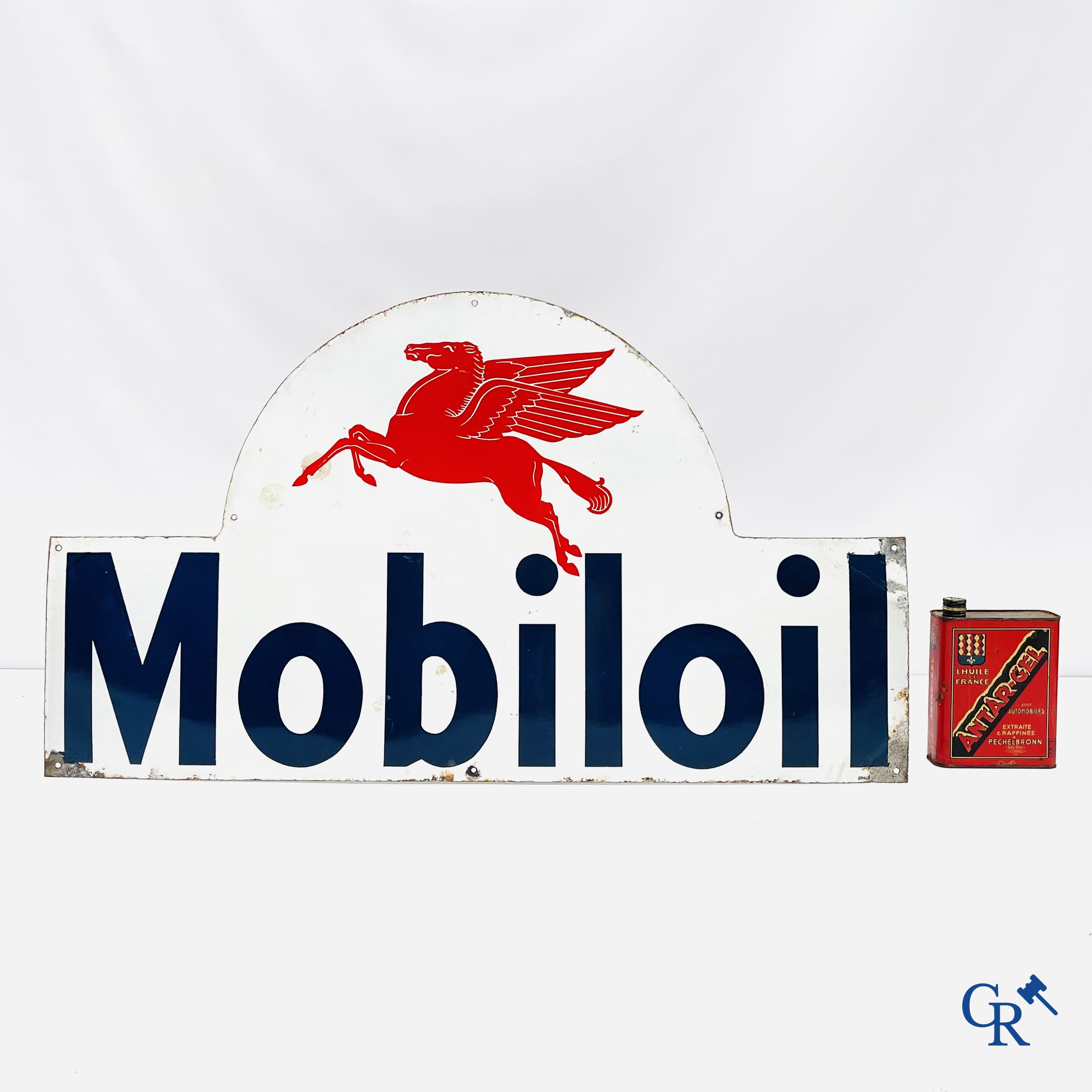 Mobiloil. Emaille reclamebord met voorstelling van de Mobiloil Pegasus. Belgische versie. Jaren '40-'50.
