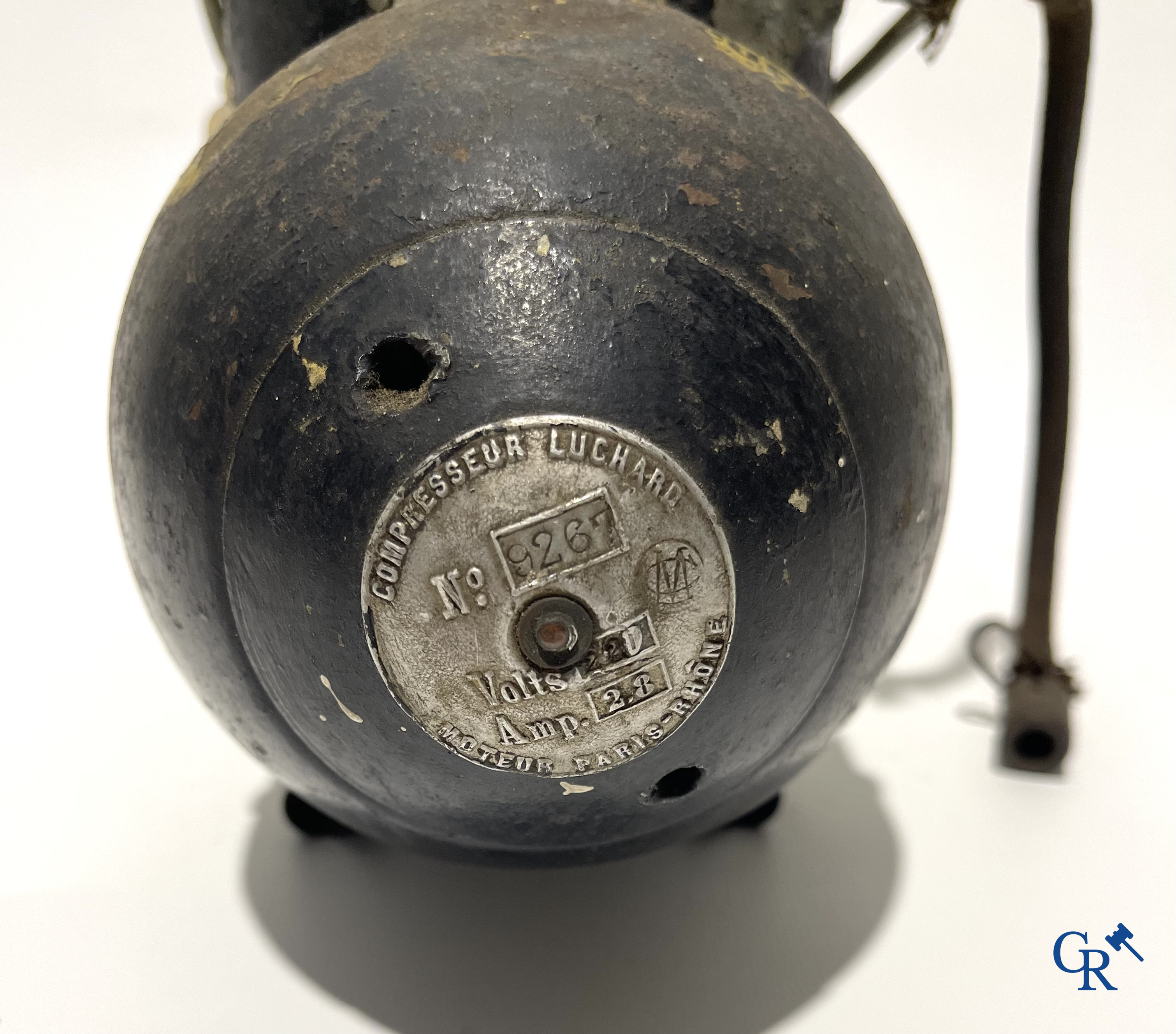 Michelin. Gonfleur with Bibendum in polychrome cast iron. Compressor Luchard n°9267. Moteur Paris-Rhône. Circa 1930.