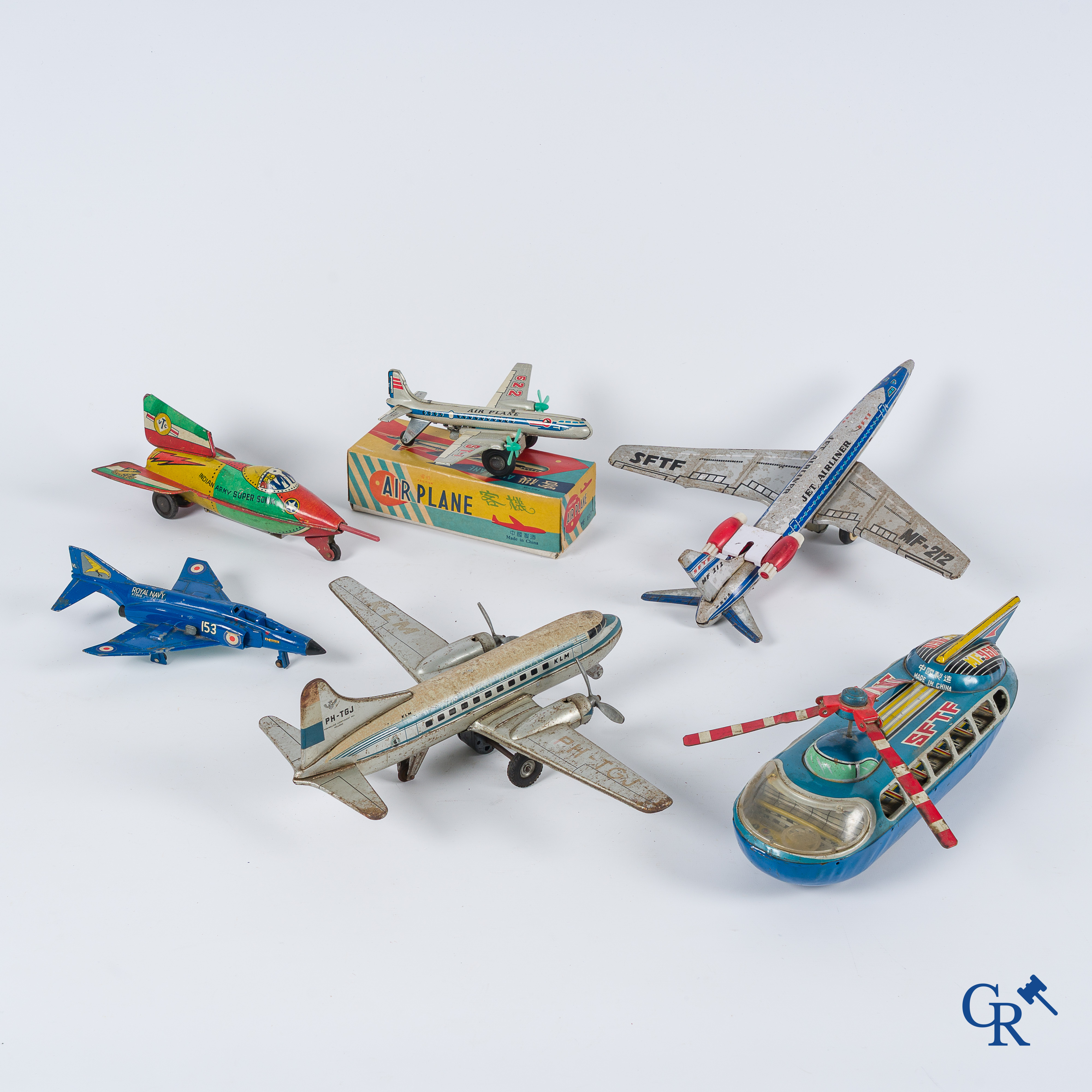 Old toys. Lot with toys in metal and tin including airplanes and a spaceship.