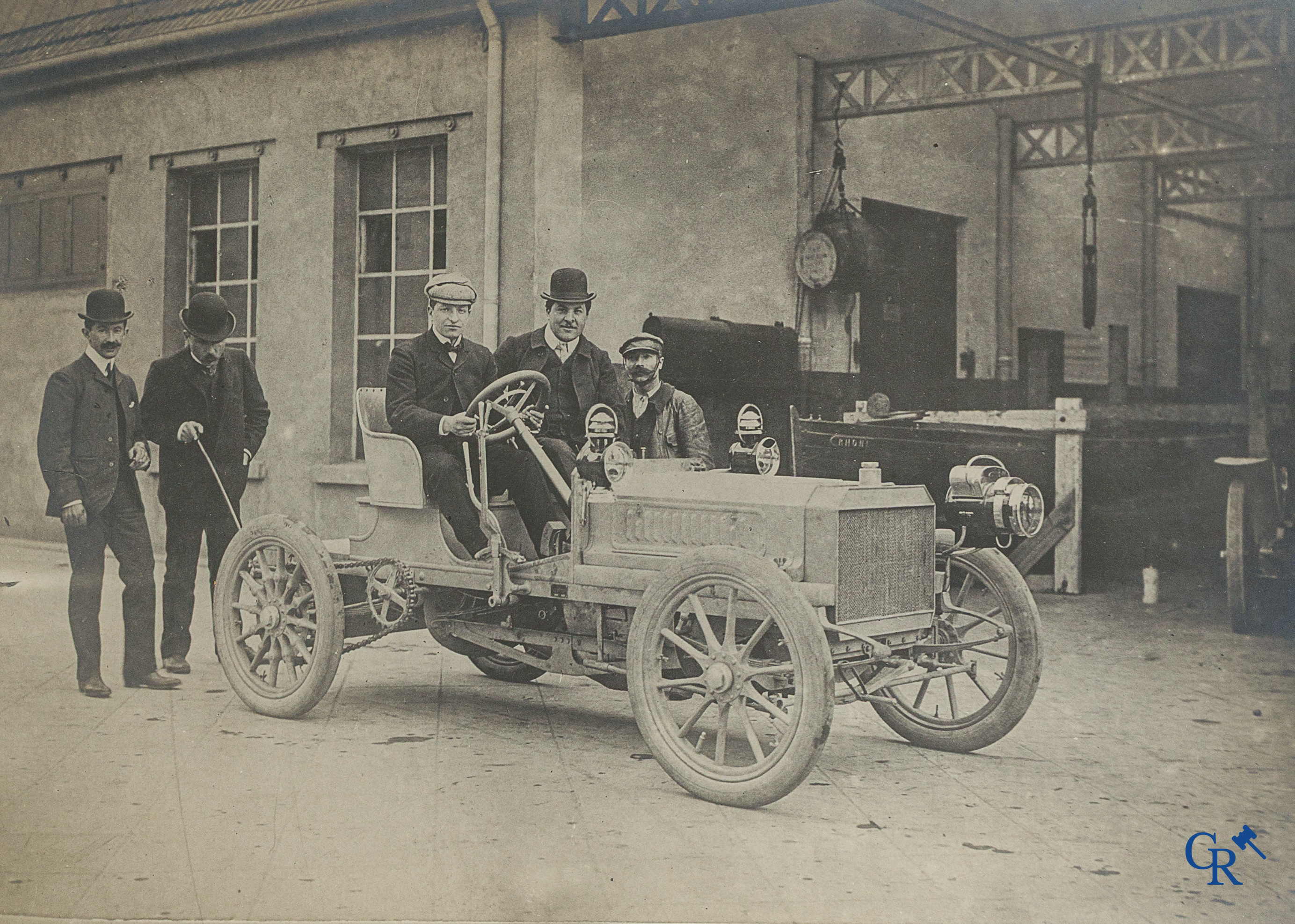 Automobilia. Photography, Exceptionally large photo of a racing car. Circa 1902-1910.
