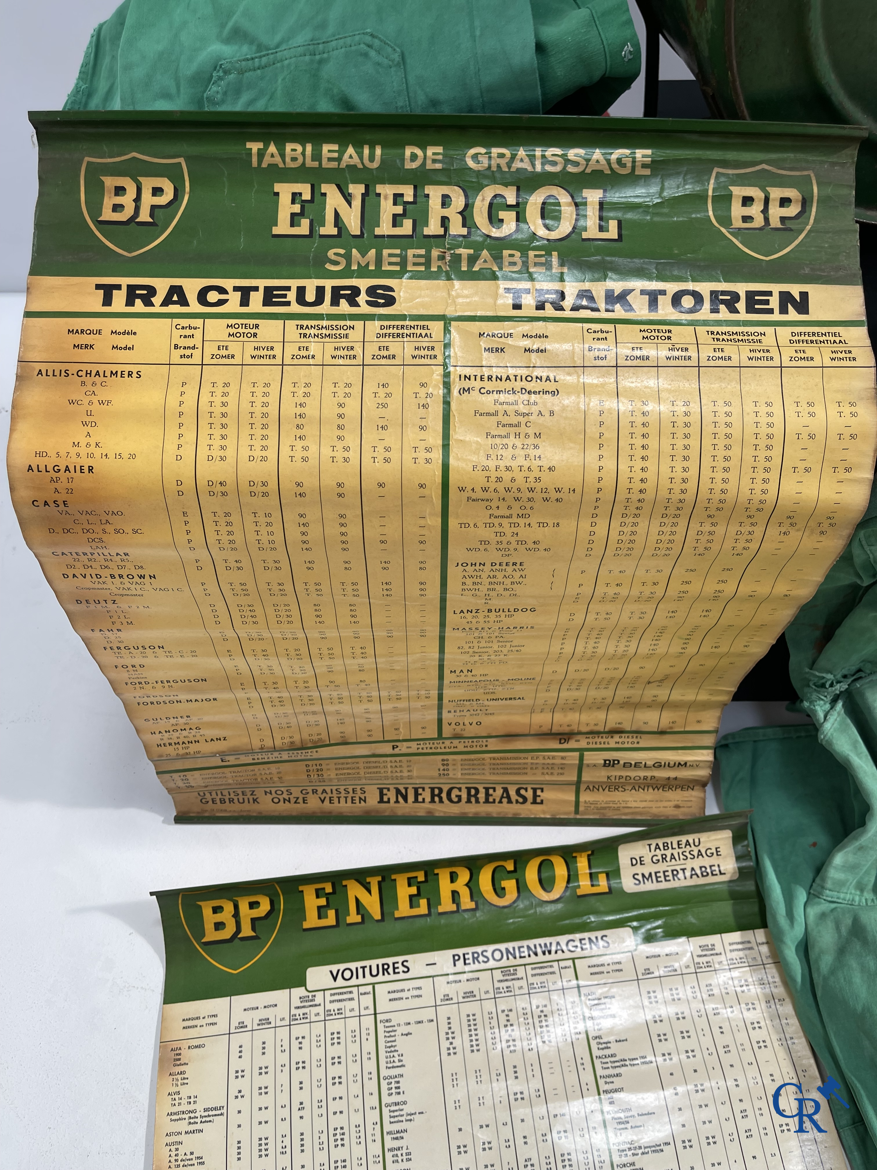 Automobilia. BP. Een kavel met BP oliekannen, oude smeertabellen en een outfit voor BP pomphouder. Jaren '40-'50-'60.