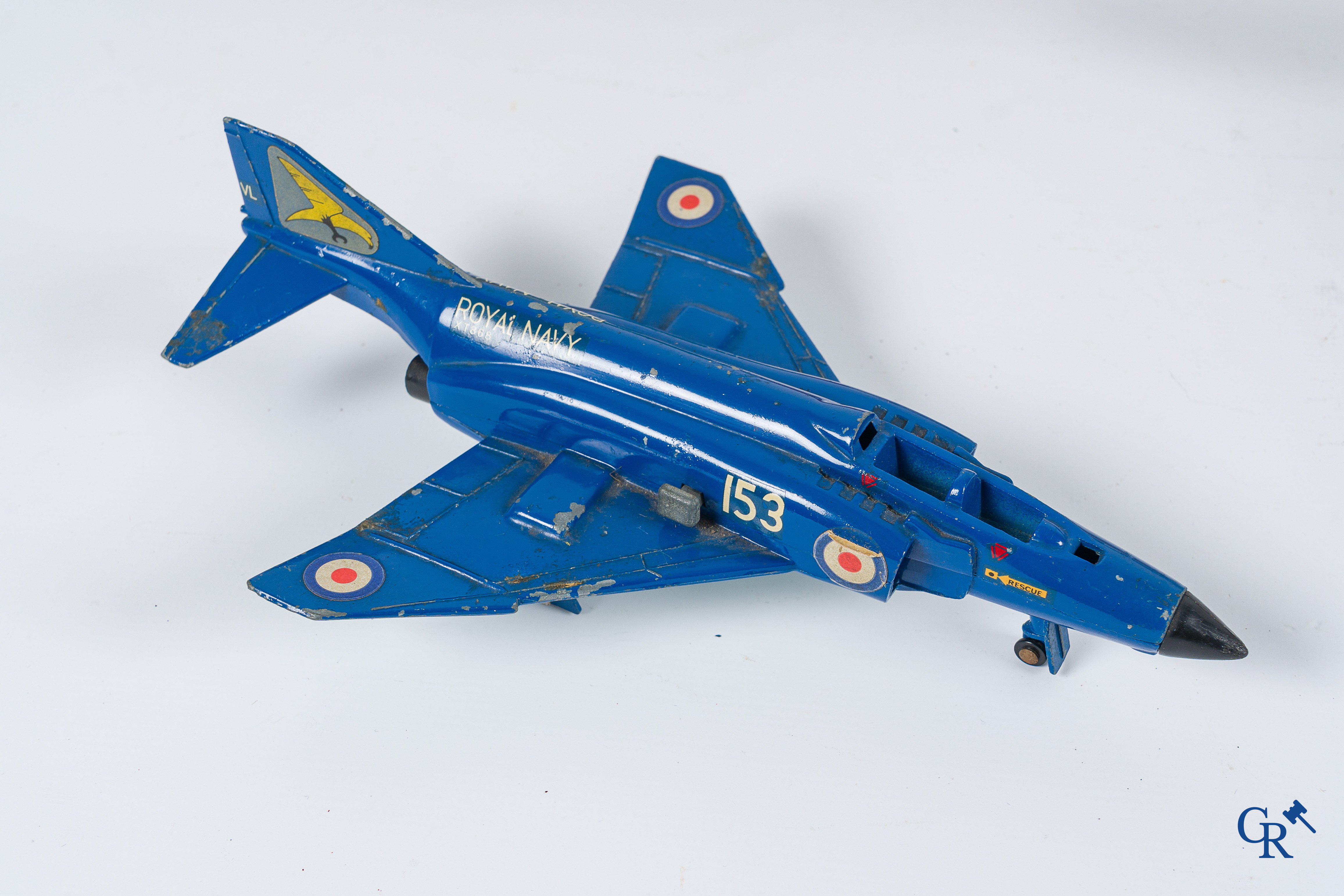 Old toys. Lot with toys in metal and tin including airplanes and a spaceship.