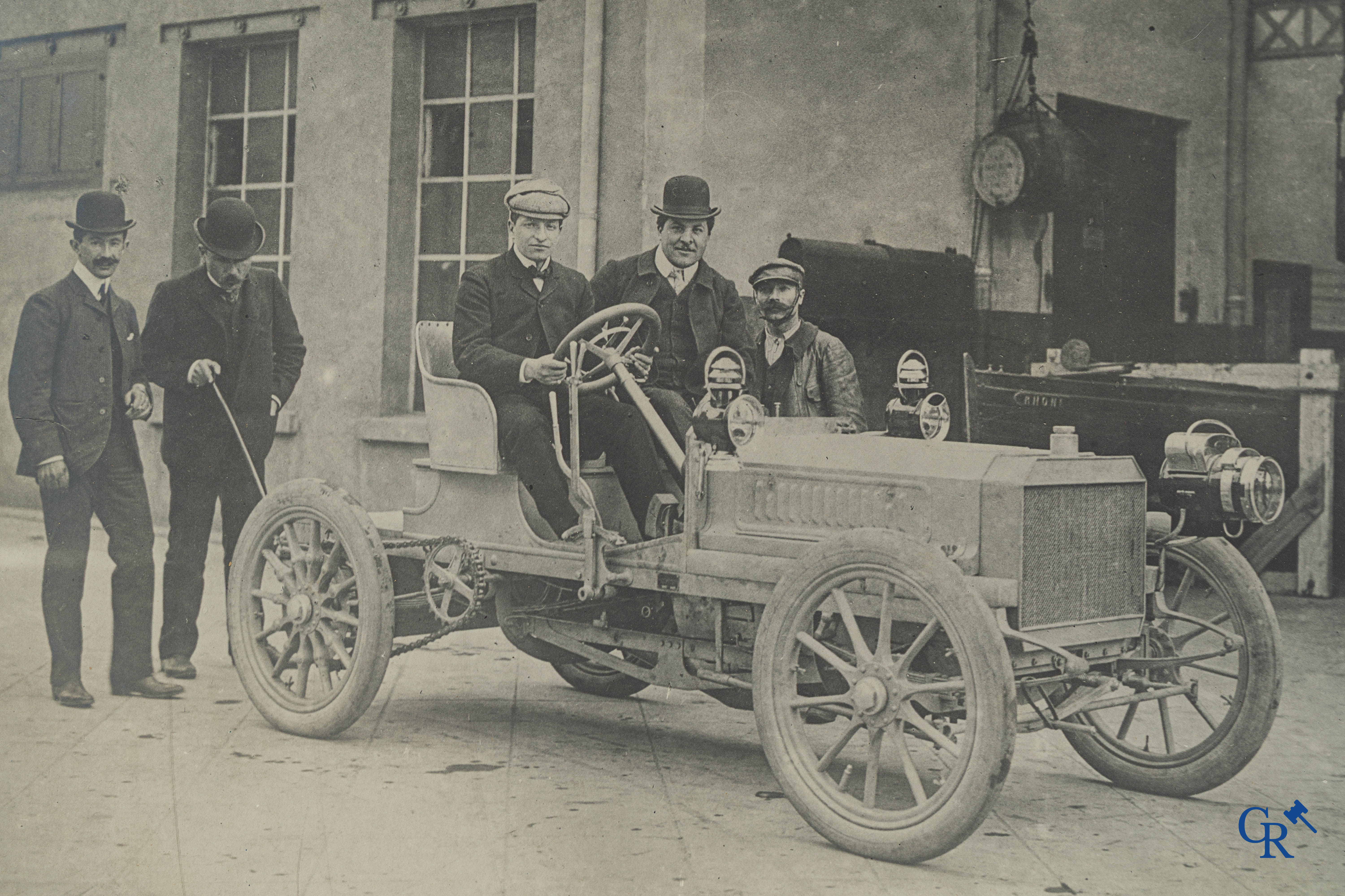 Automobilia. Photography, Exceptionally large photo of a racing car. Circa 1902-1910.