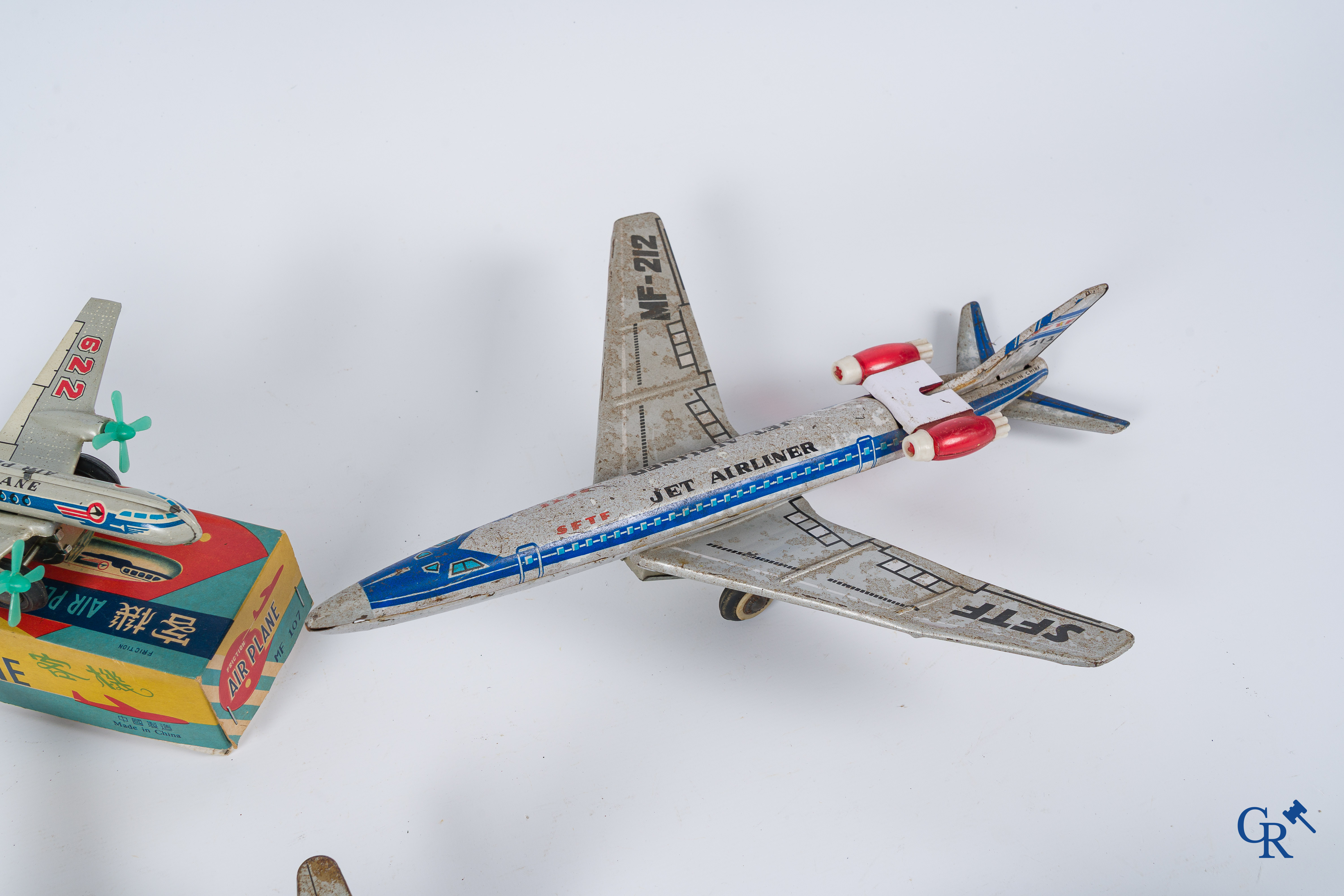 Old toys. Lot with toys in metal and tin including airplanes and a spaceship.