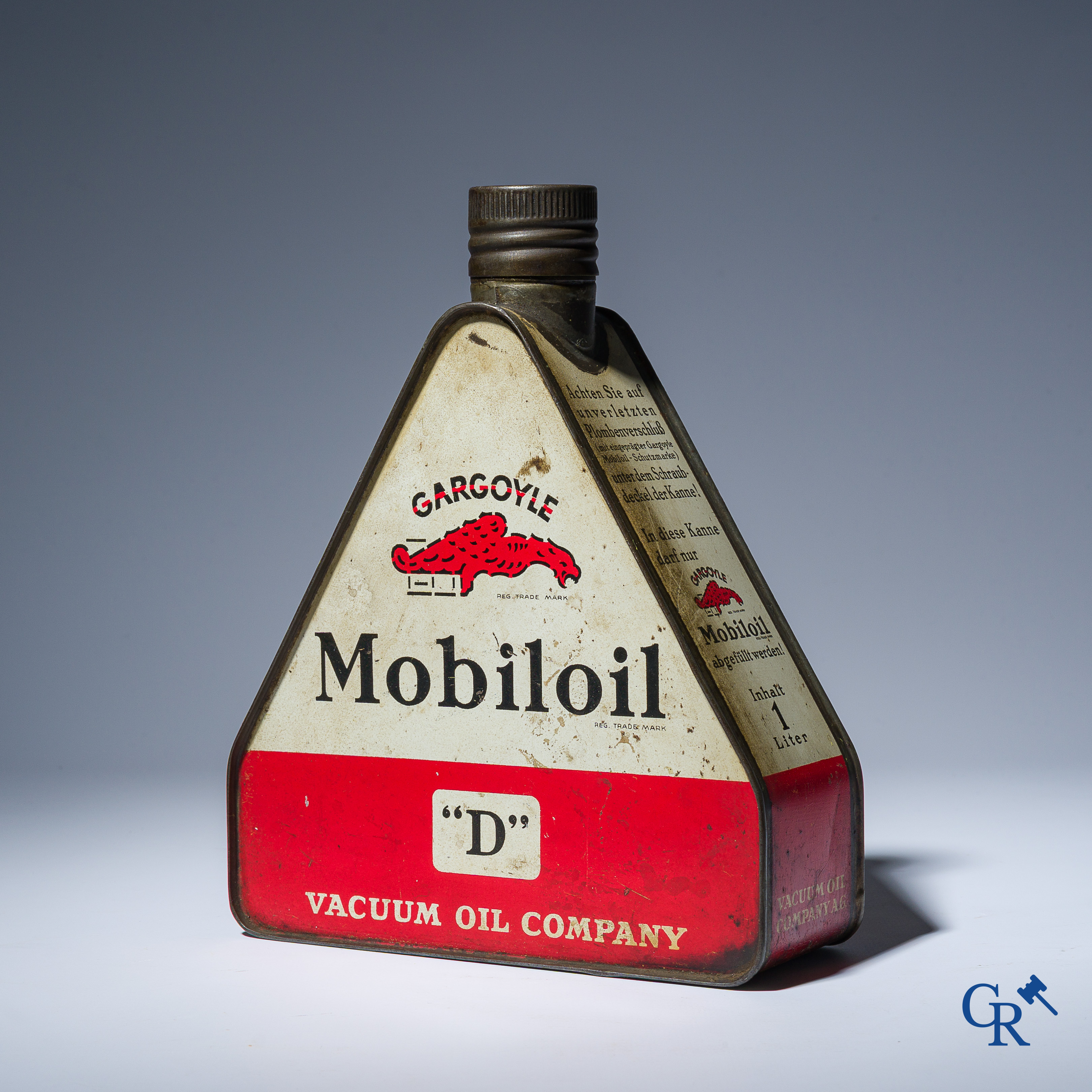 Cargoyle, Mobiloil. Triangular oil can for engine oil from the Vacuum Oil Company. 1 litre. 1920's - 1930's.