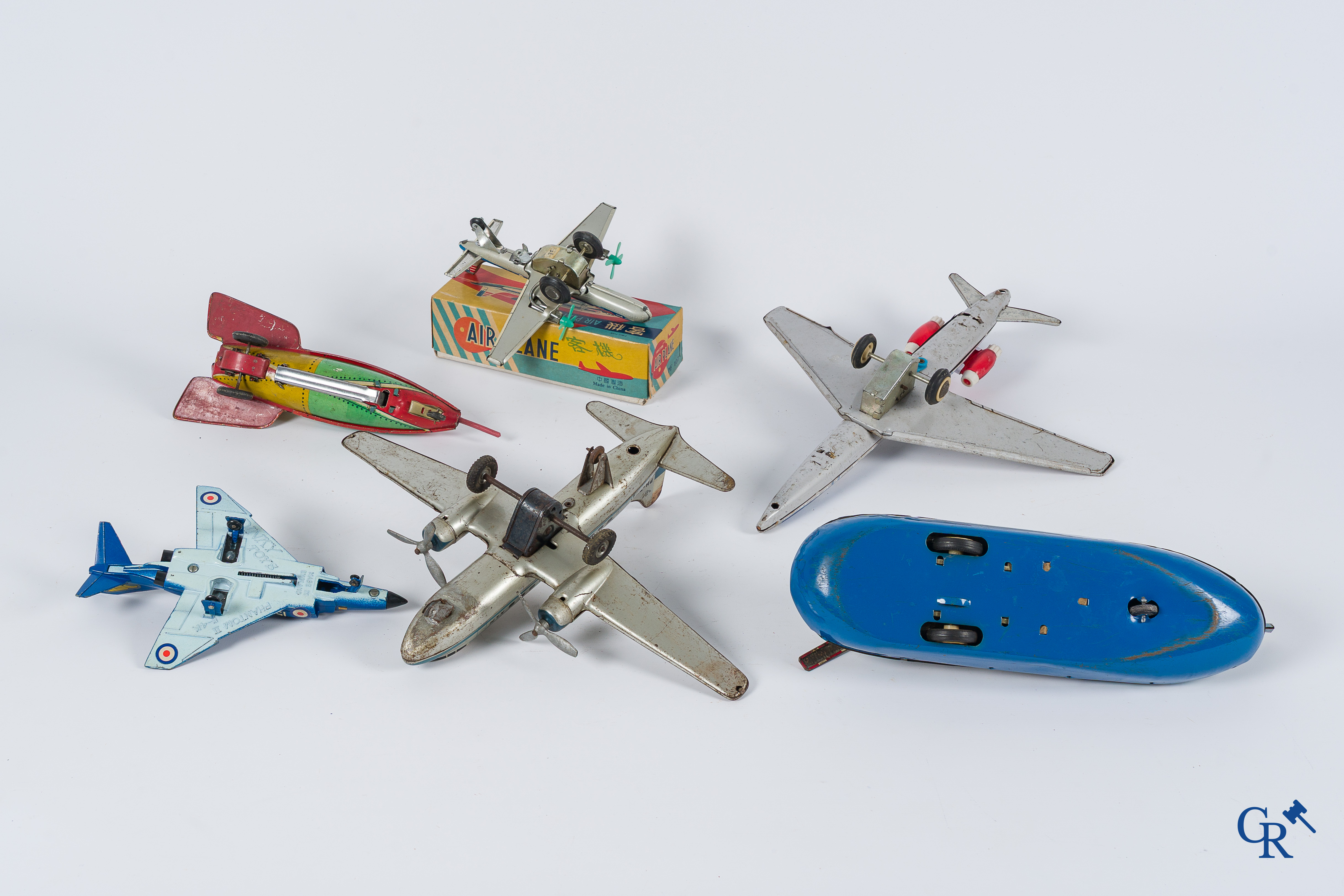 Old toys. Lot with toys in metal and tin including airplanes and a spaceship.