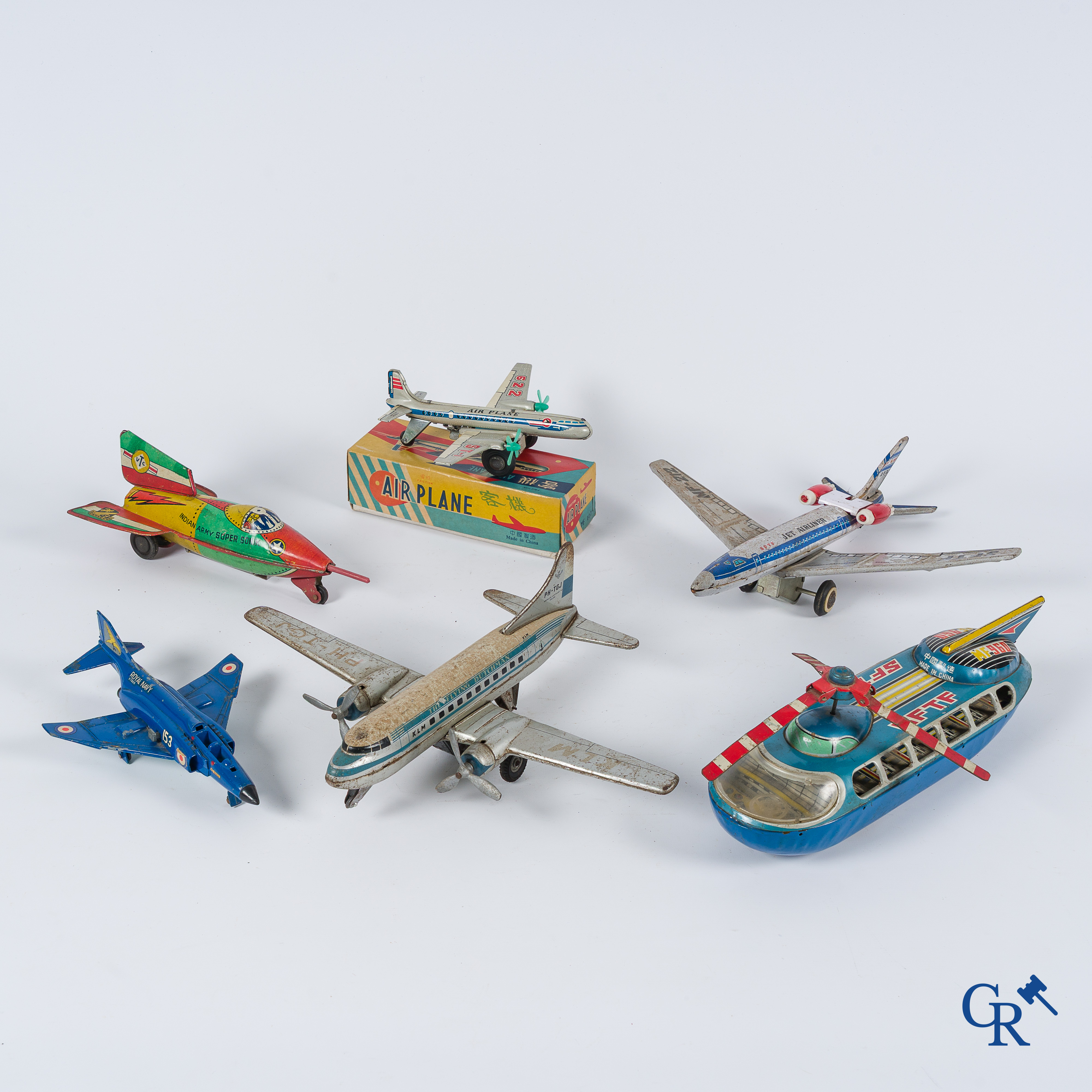 Old toys. Lot with toys in metal and tin including airplanes and a spaceship.