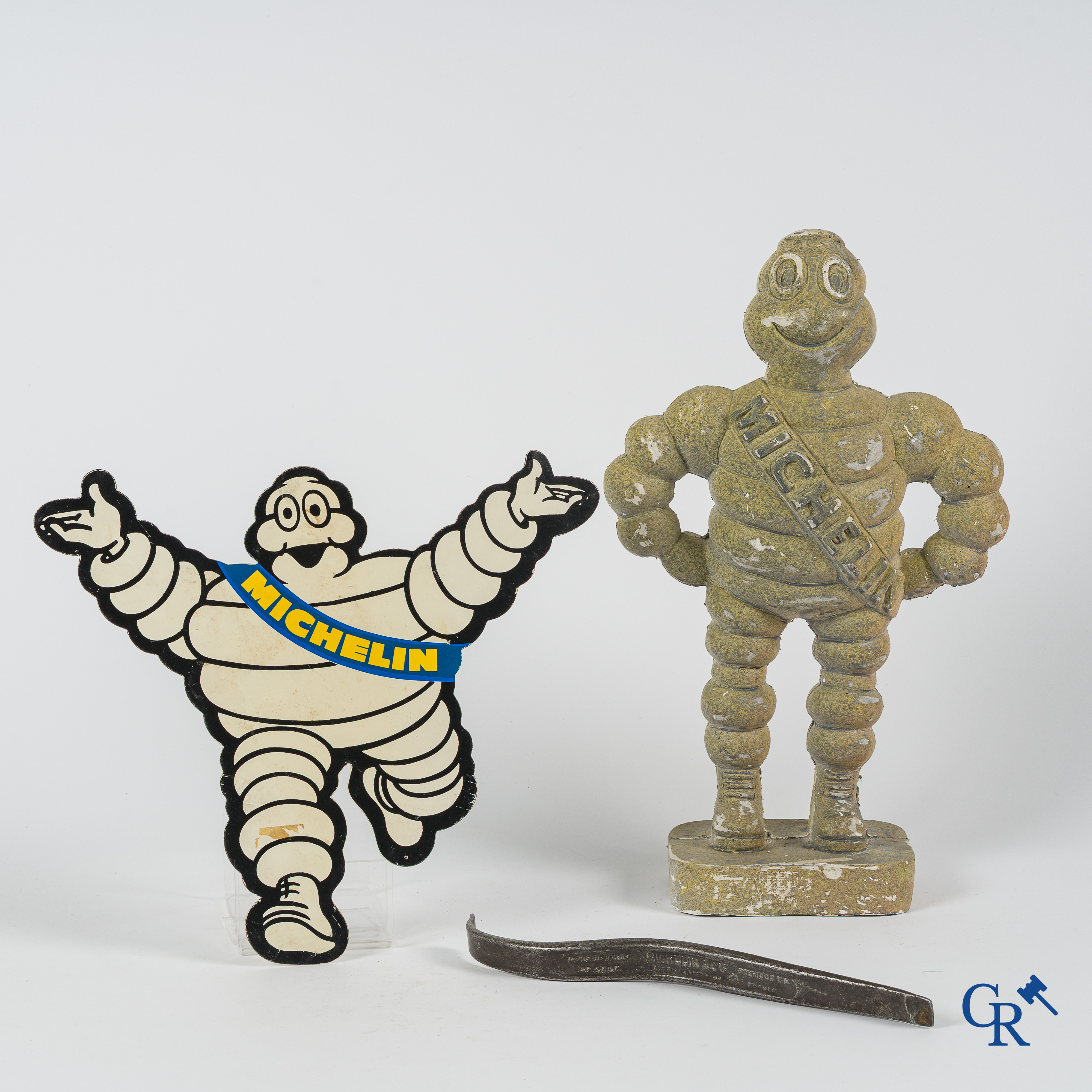 Kavel met 3 Michelin objecten. Bibendum in plaaster, lopende Bibendum in hard plastiek en een Forum gereedschap.