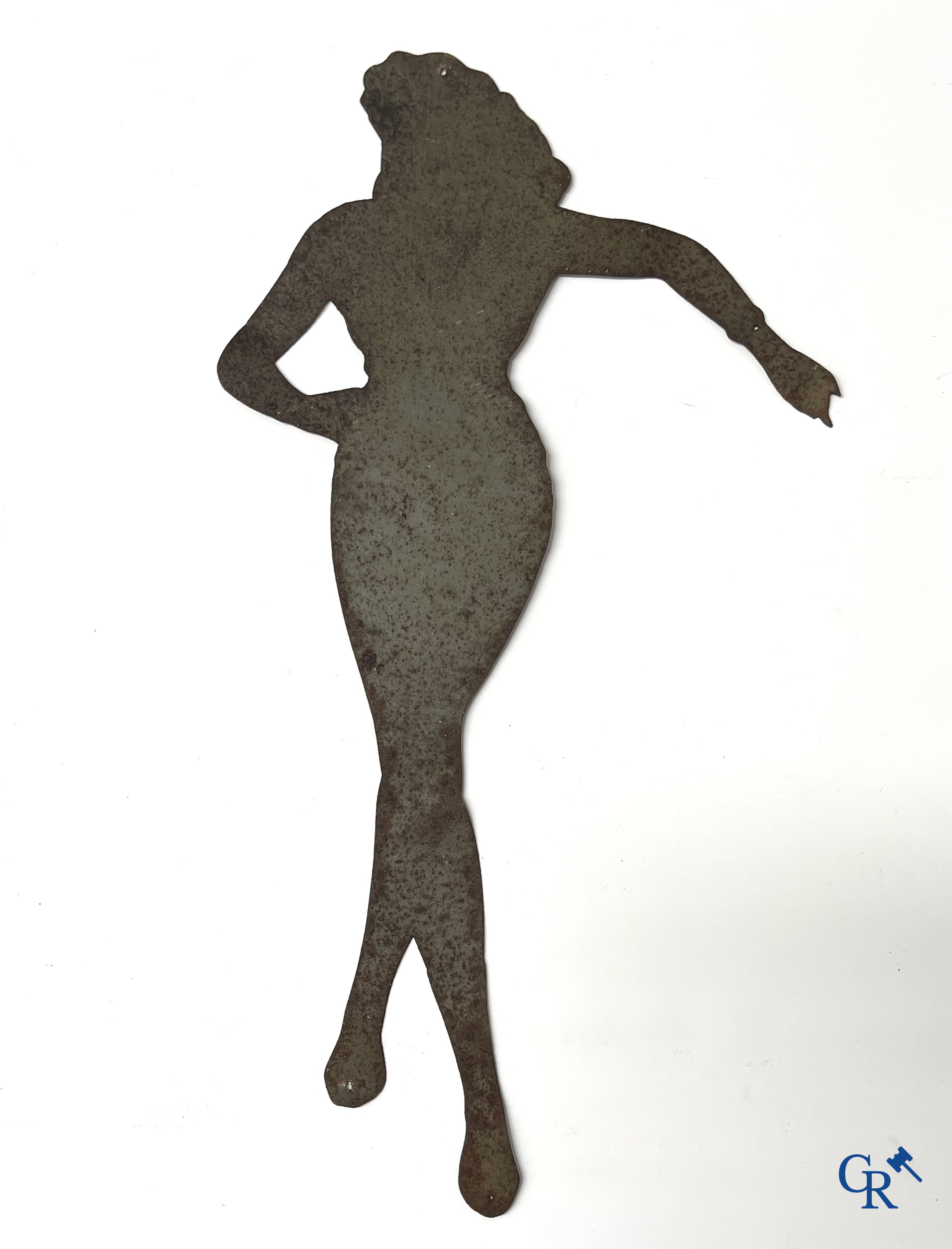 Veedol. Originele Pin up of Ice Skating girl in metaal. Publiciteit voor Veedol motor olie. Jaren '50-'60.