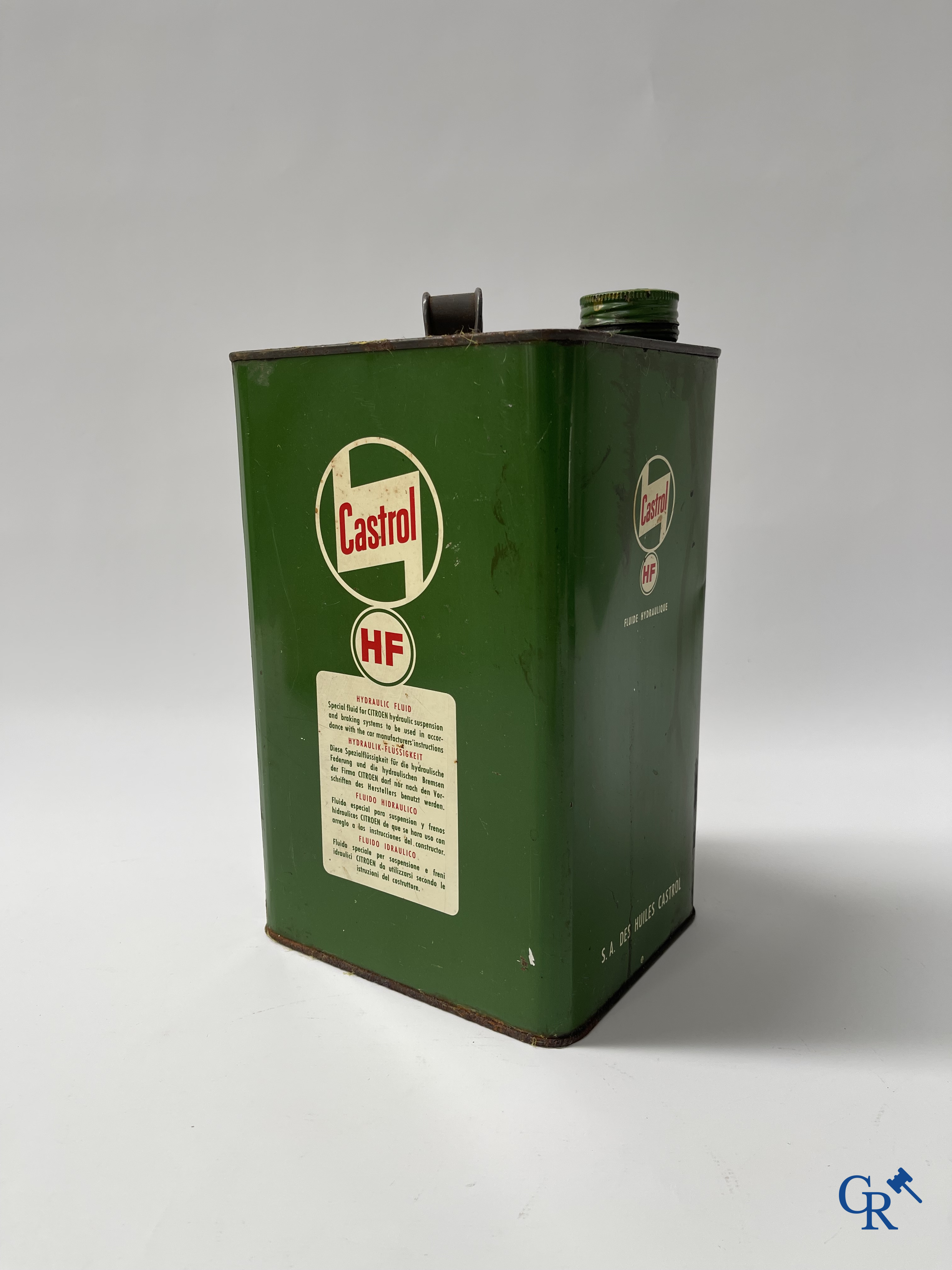 Automobilia. Lot of oil cans and an Eskimo Spécial Anti-freeze can. Castrol, Esso, Shell, 1950's- 1960's.