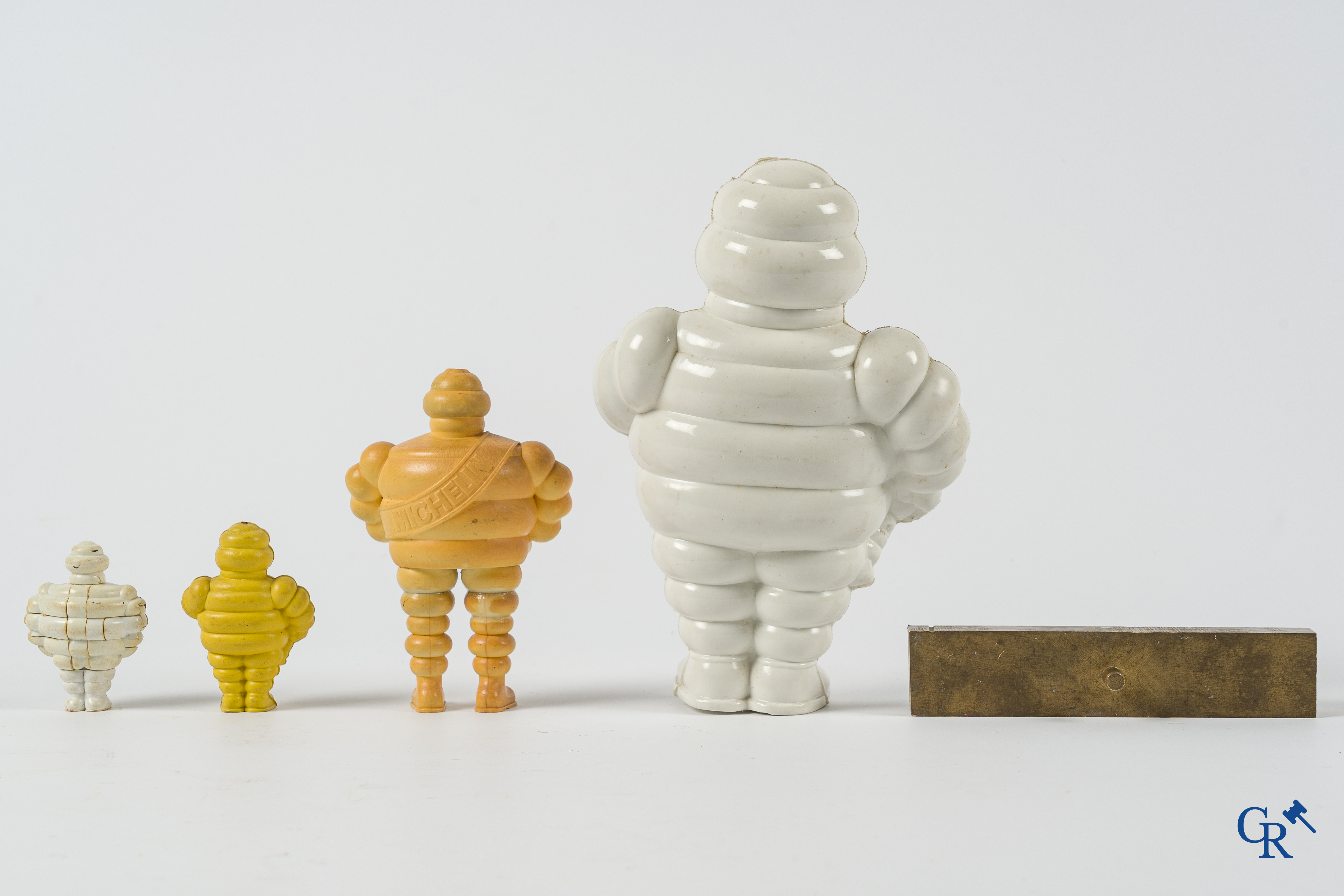 Michelin. Lot Bibendum figuren, Michelin sleutelhangers en een originele drukstempel in brons.