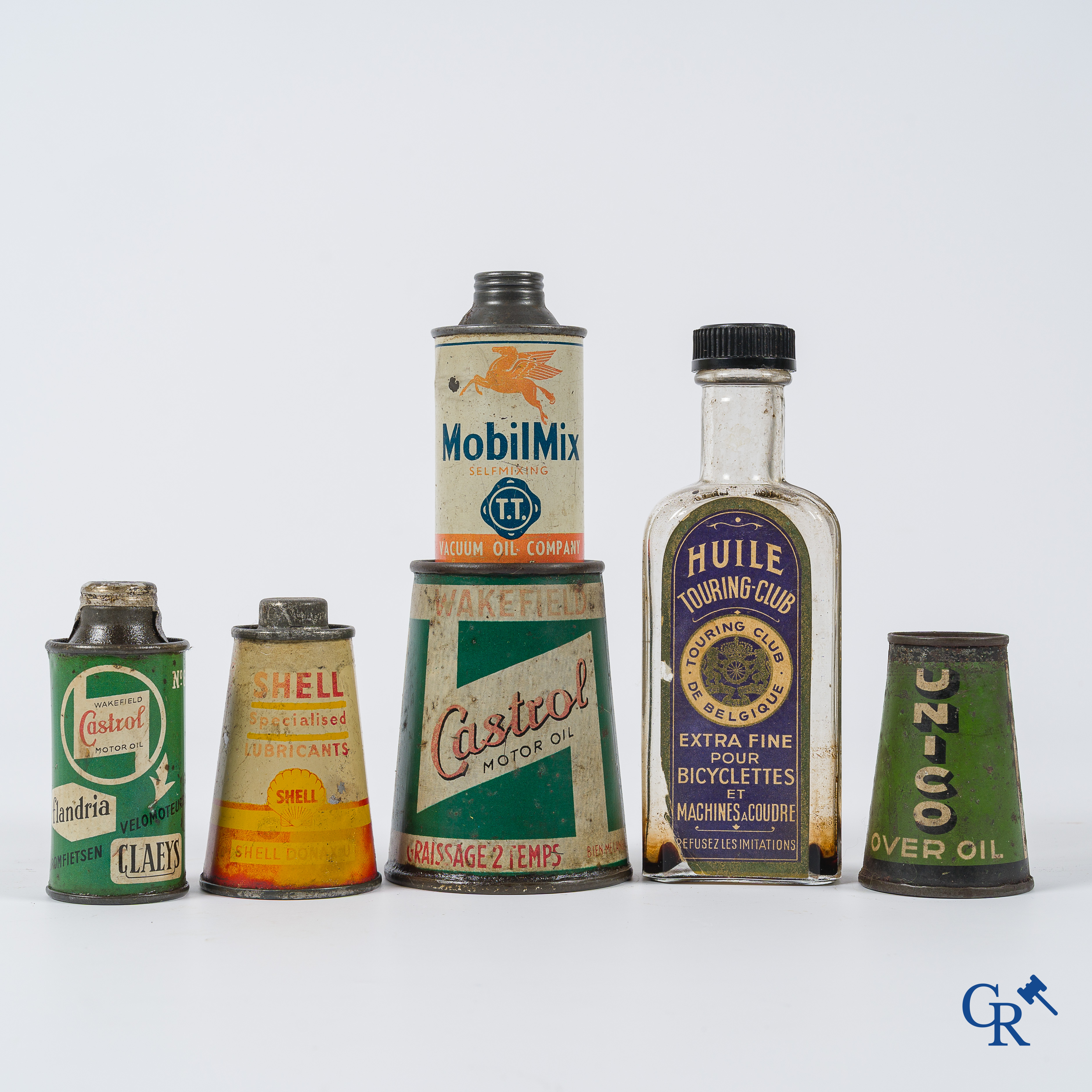 A lot of 5 small oil cans and a glass oil bottle from the Touring Club Belgique. 1920's to 1940's.