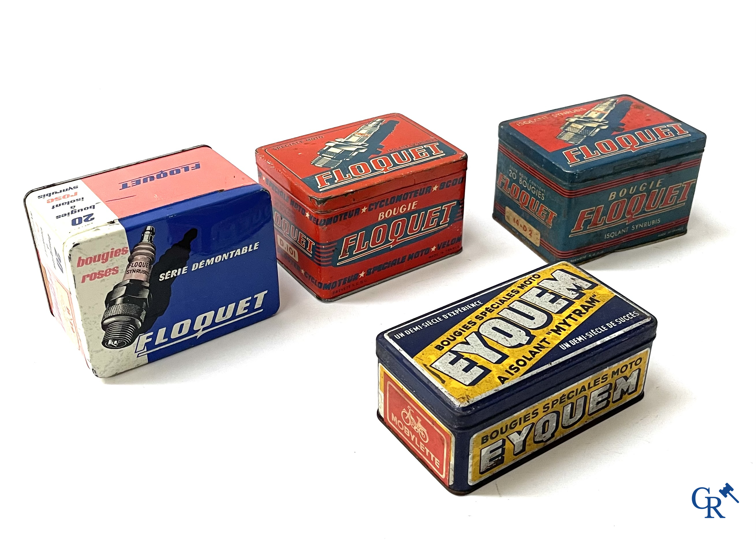 Automobilia. Large batch of oil cans and other related to bicycles, spark plugs, oils and others. 1940's-50's-60's.