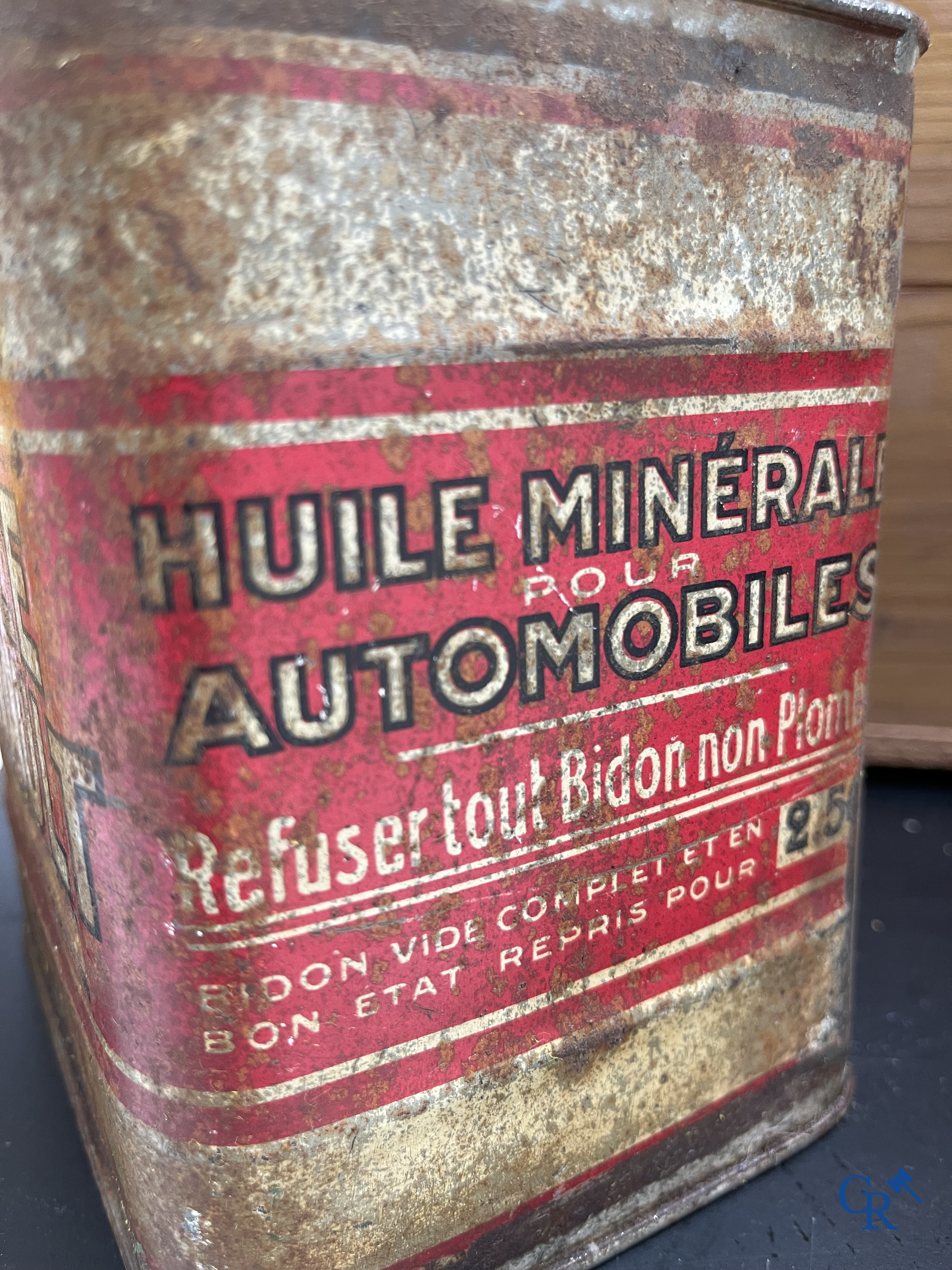 Automobilia, Kavel met een emaille reclamebord Peugeot, olieblikken en een houten Renault kist.