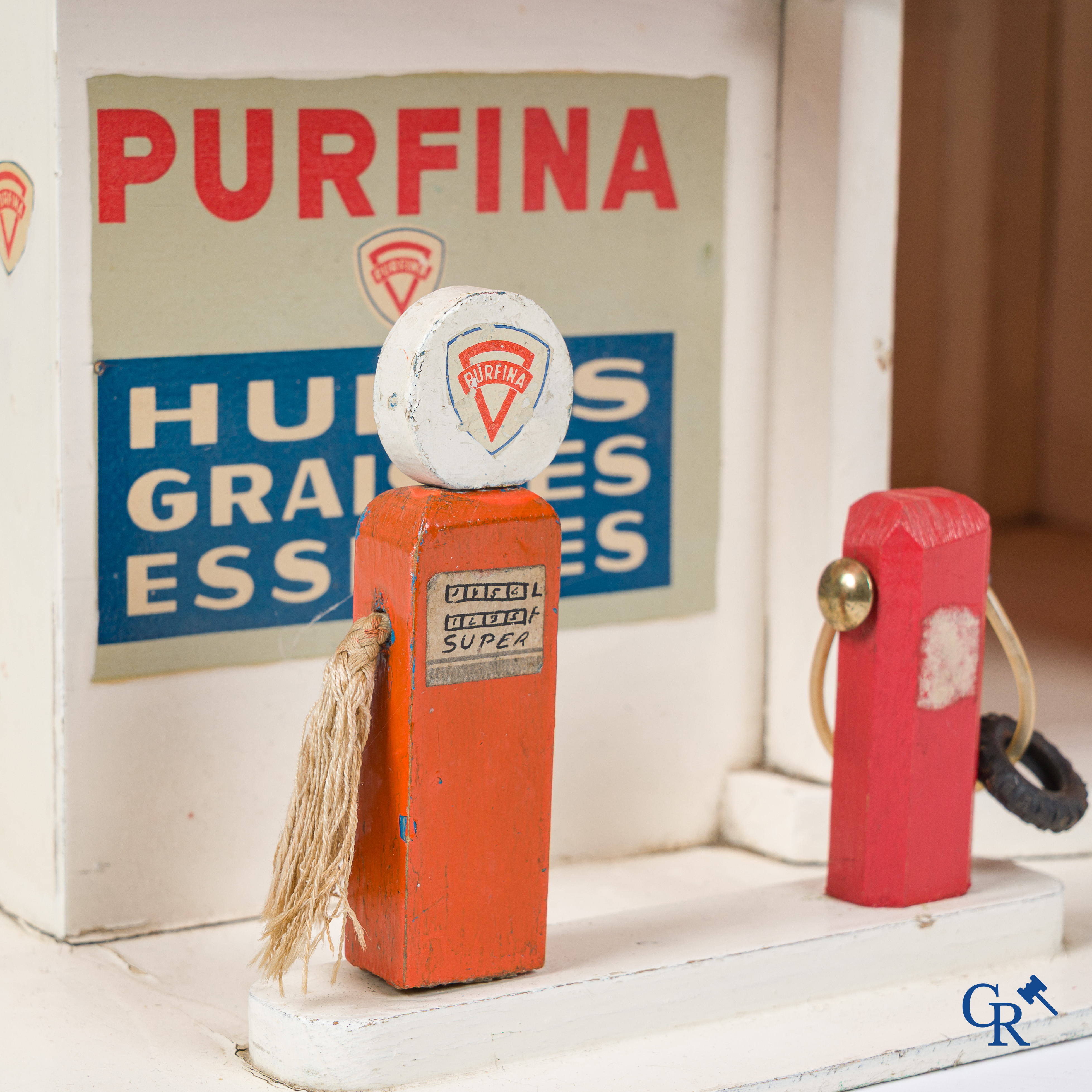 Purfina. Speelgoed garage met publiciteit voor de oliën, vetten en benzines van Purfina. Jaren '50.