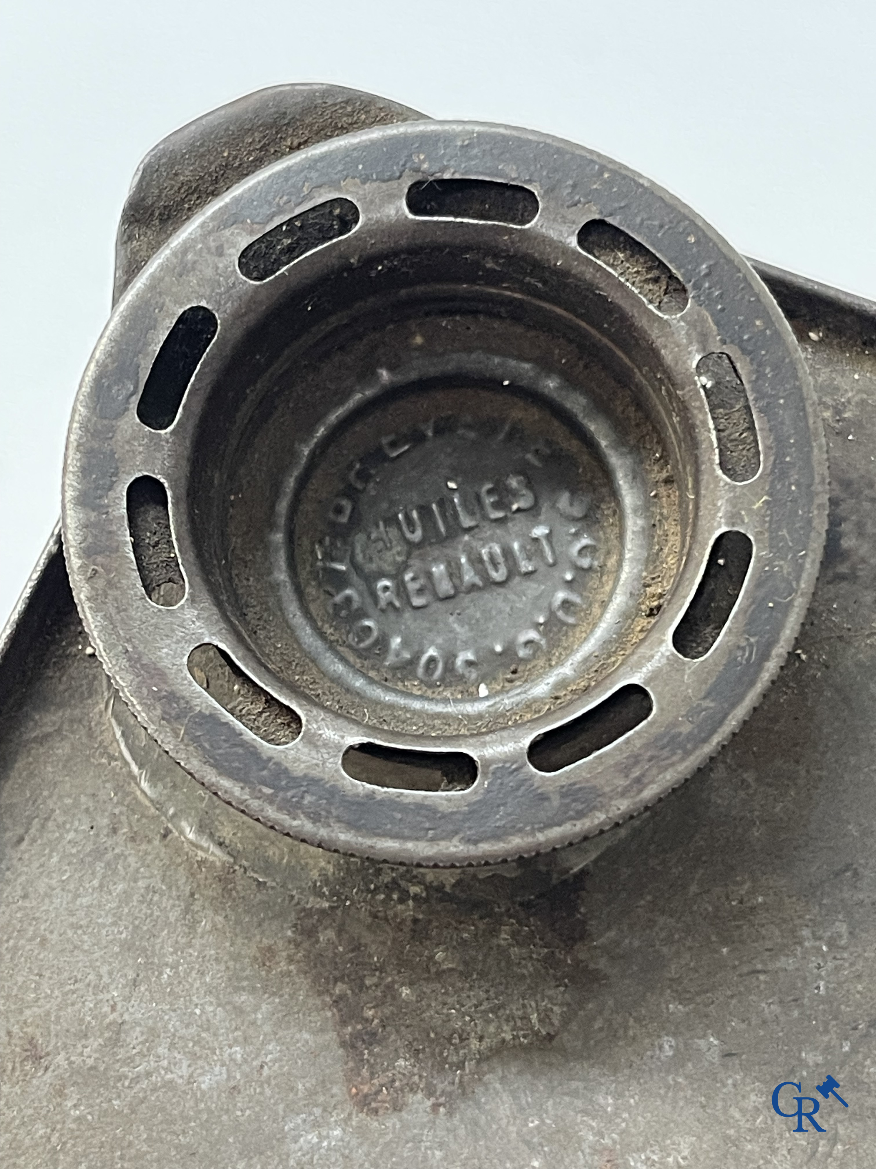 Automobilia. 3 early oil cans for car engine oil. Huile Renault, Huile CIP Motrix, Huile Vitesse. Circa 1920.