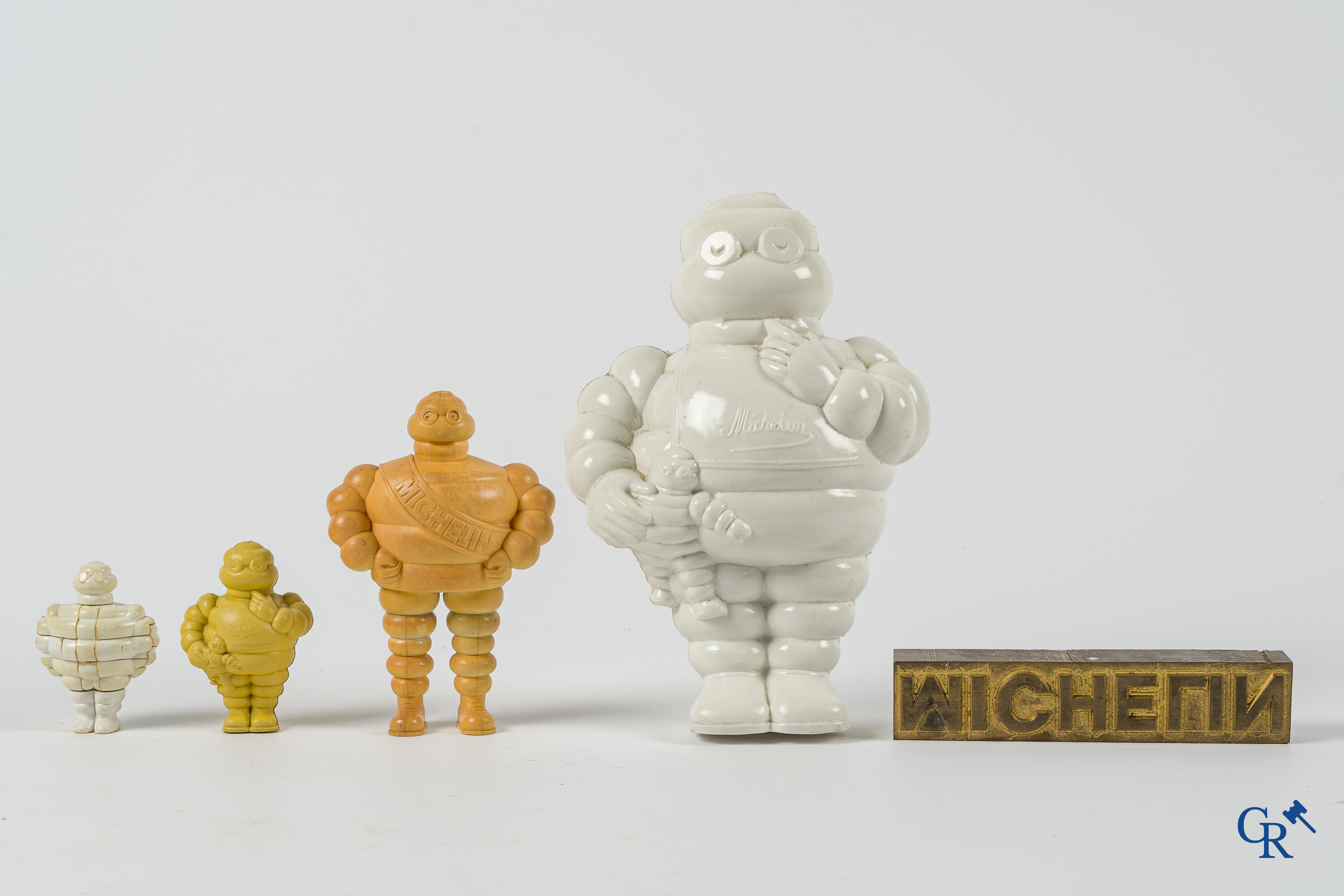 Michelin. Lot Bibendum figuren, Michelin sleutelhangers en een originele drukstempel in brons.