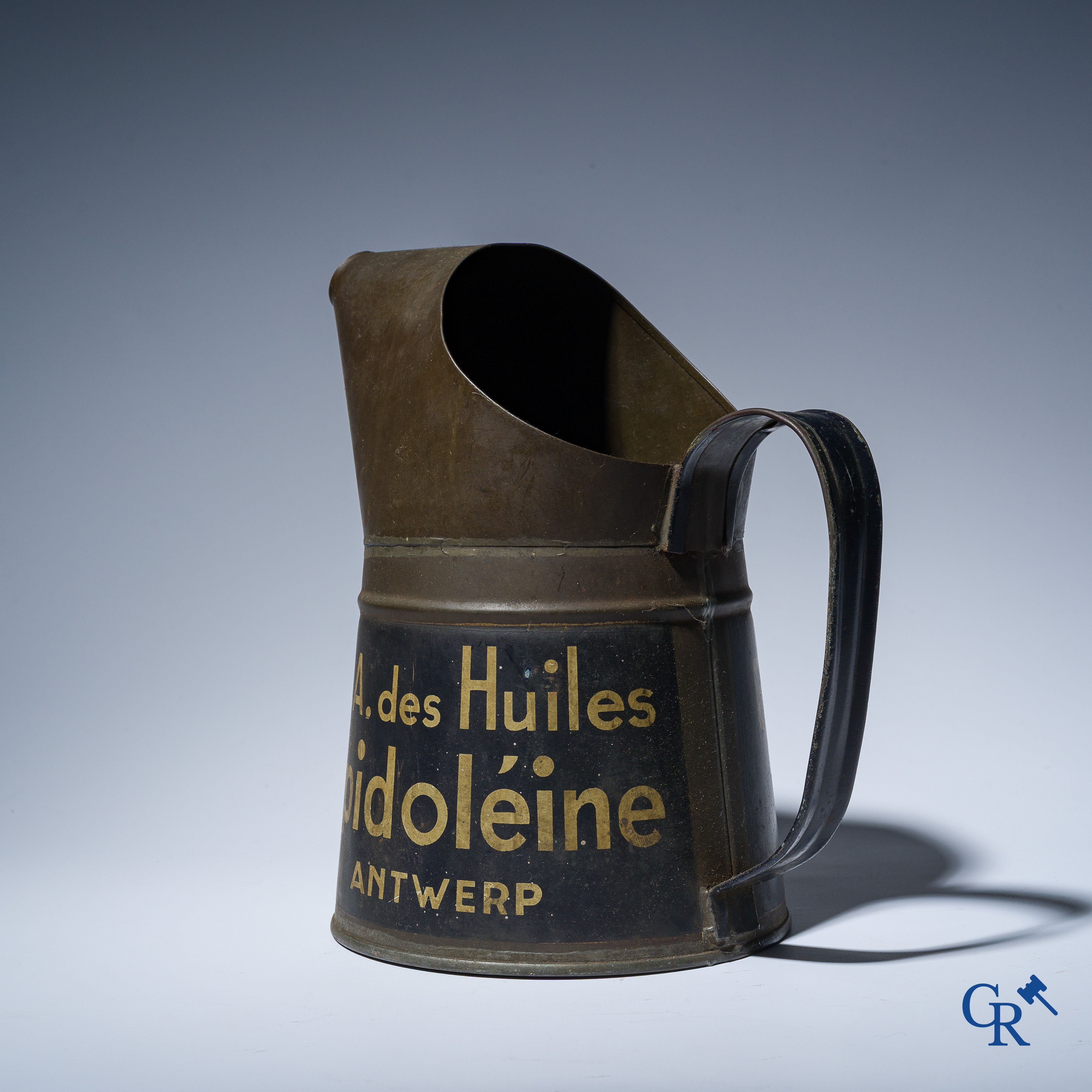 Gulf. Well-preserved oil jug or oil pourer for the S.A. des Huiles Spidoleine Antwerp. 1920's - 1930's.