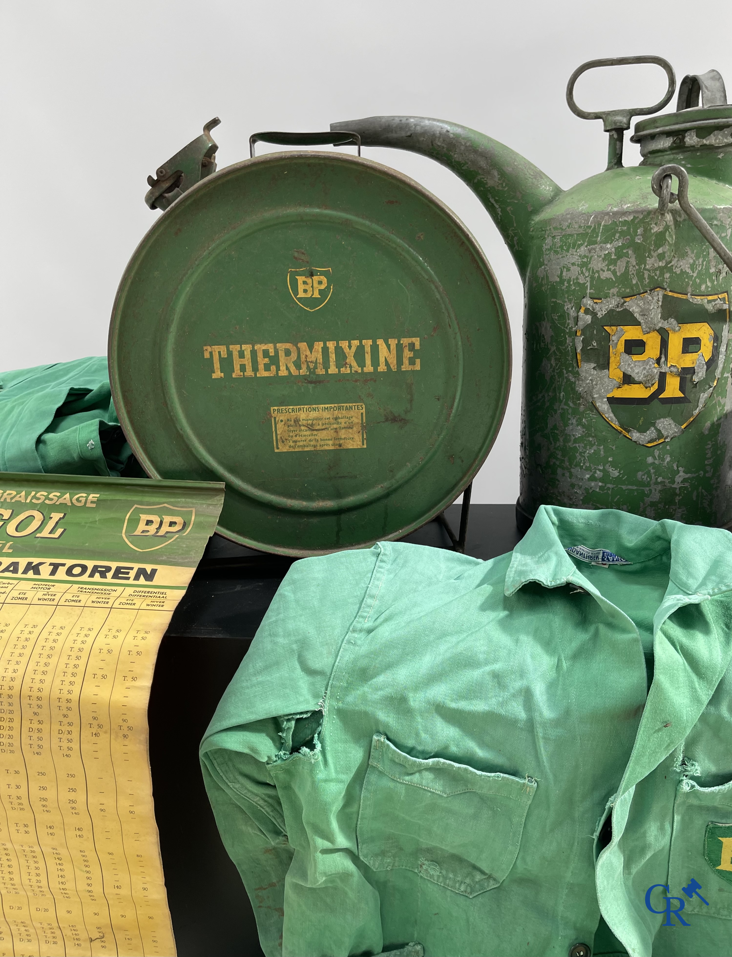 Automobilia. BP. Een kavel met BP oliekannen, oude smeertabellen en een outfit voor BP pomphouder. Jaren '40-'50-'60.