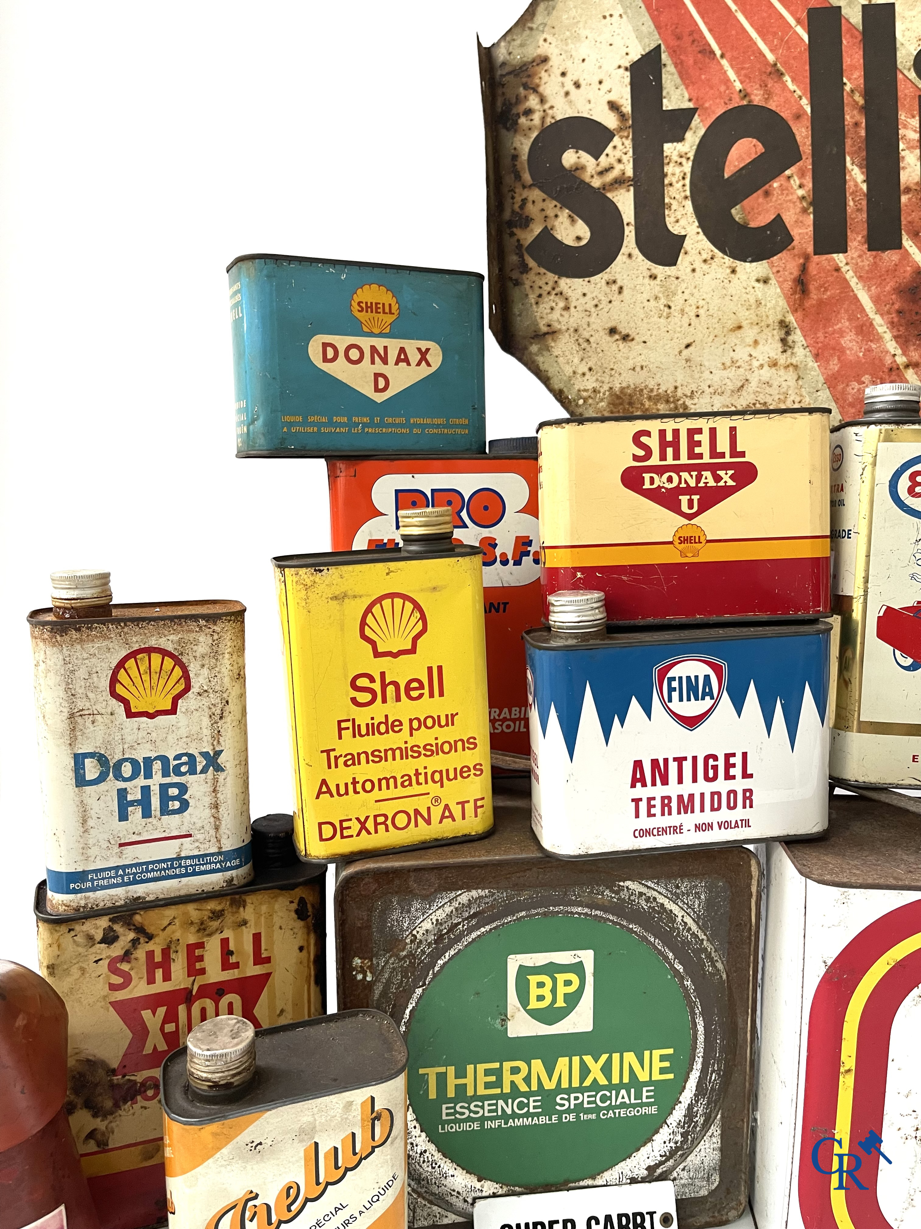 Automobilia, Groot lot olieblikken, een uithangbord Stelline, olie schenkkan Antar, en emaille bordje. Jaren '50-'60.