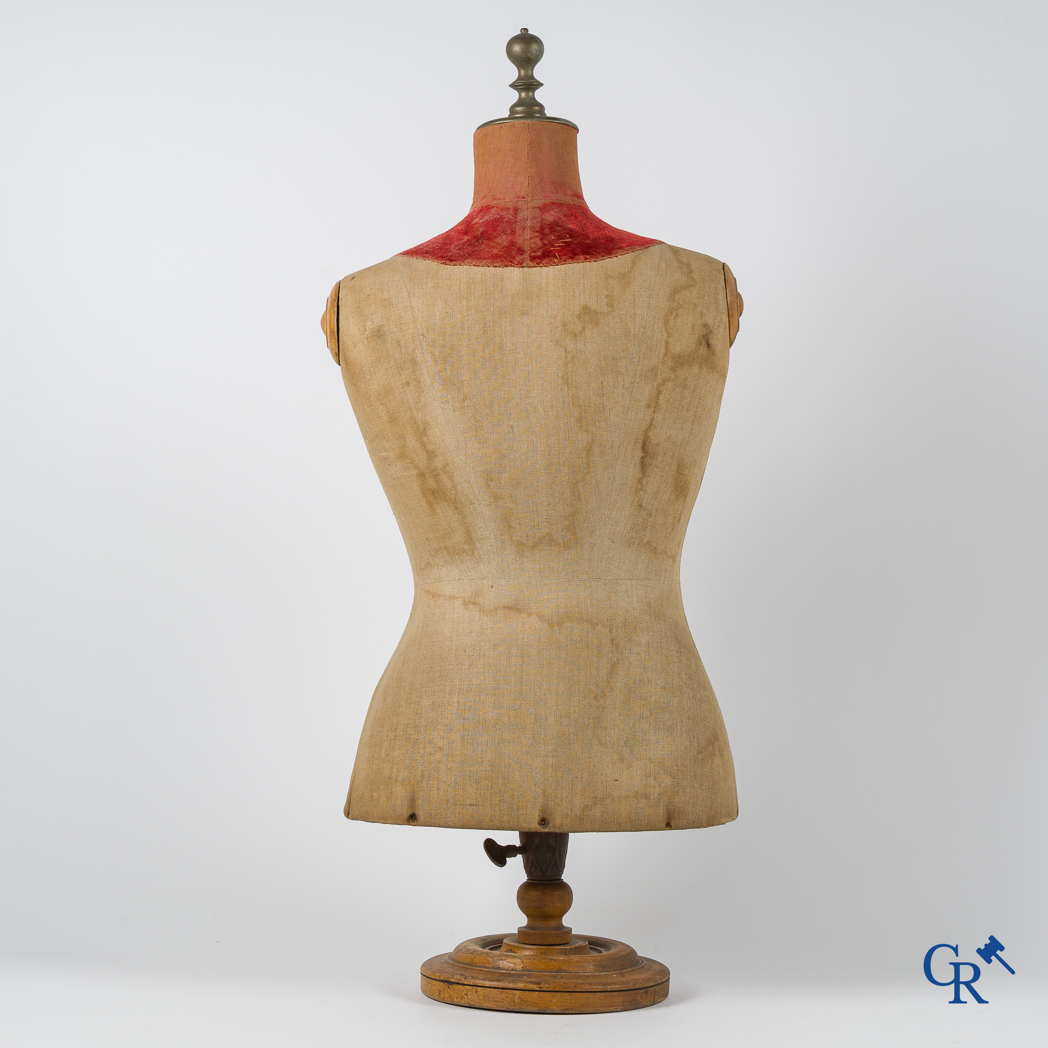 Bust Girard Paris. Beautiful bust for a shop window from the 1930's. Bronze headpiece. Size 44.