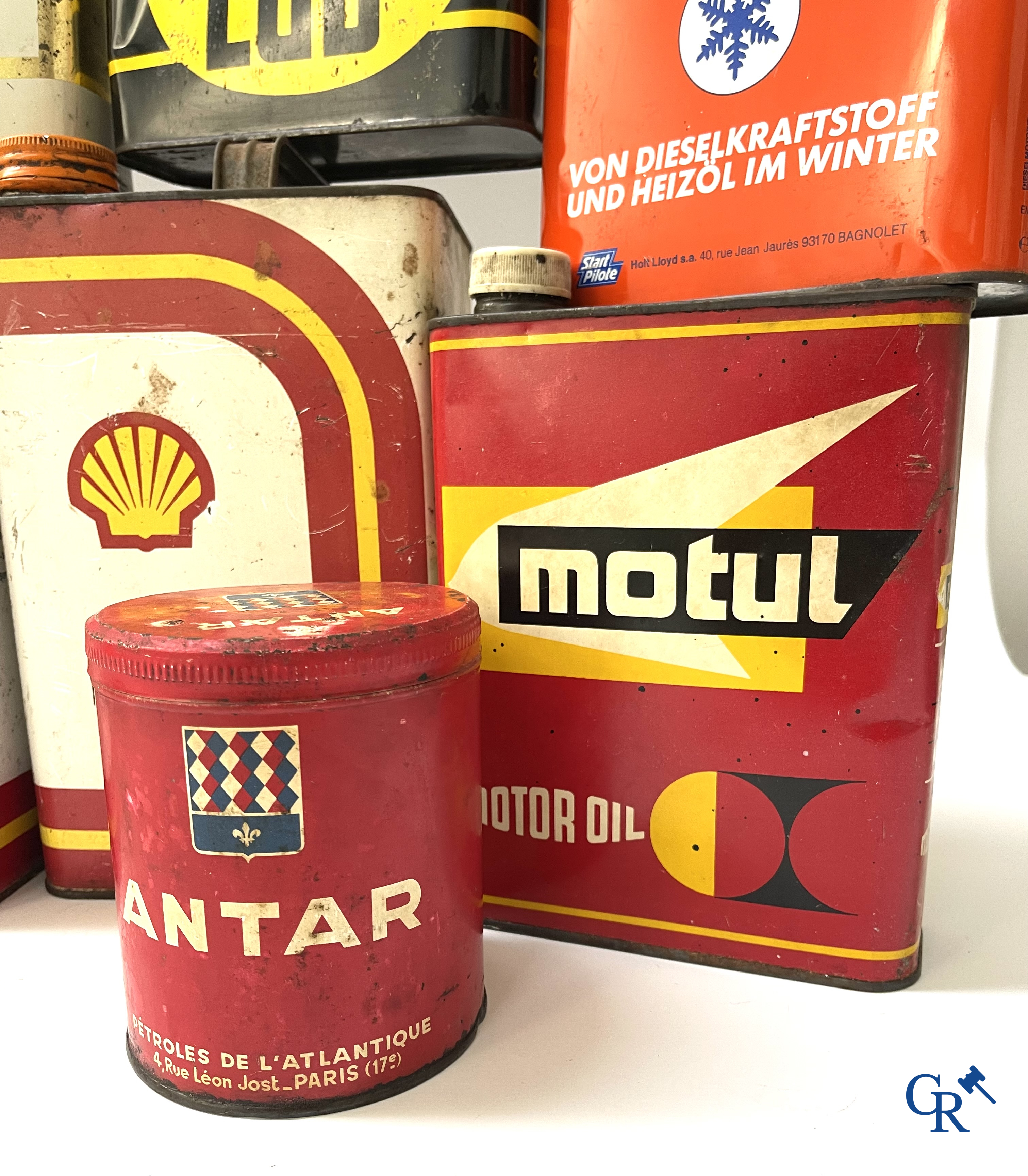 Automobilia, Groot lot olieblikken, een uithangbord Stelline, olie schenkkan Antar, en emaille bordje. Jaren '50-'60.