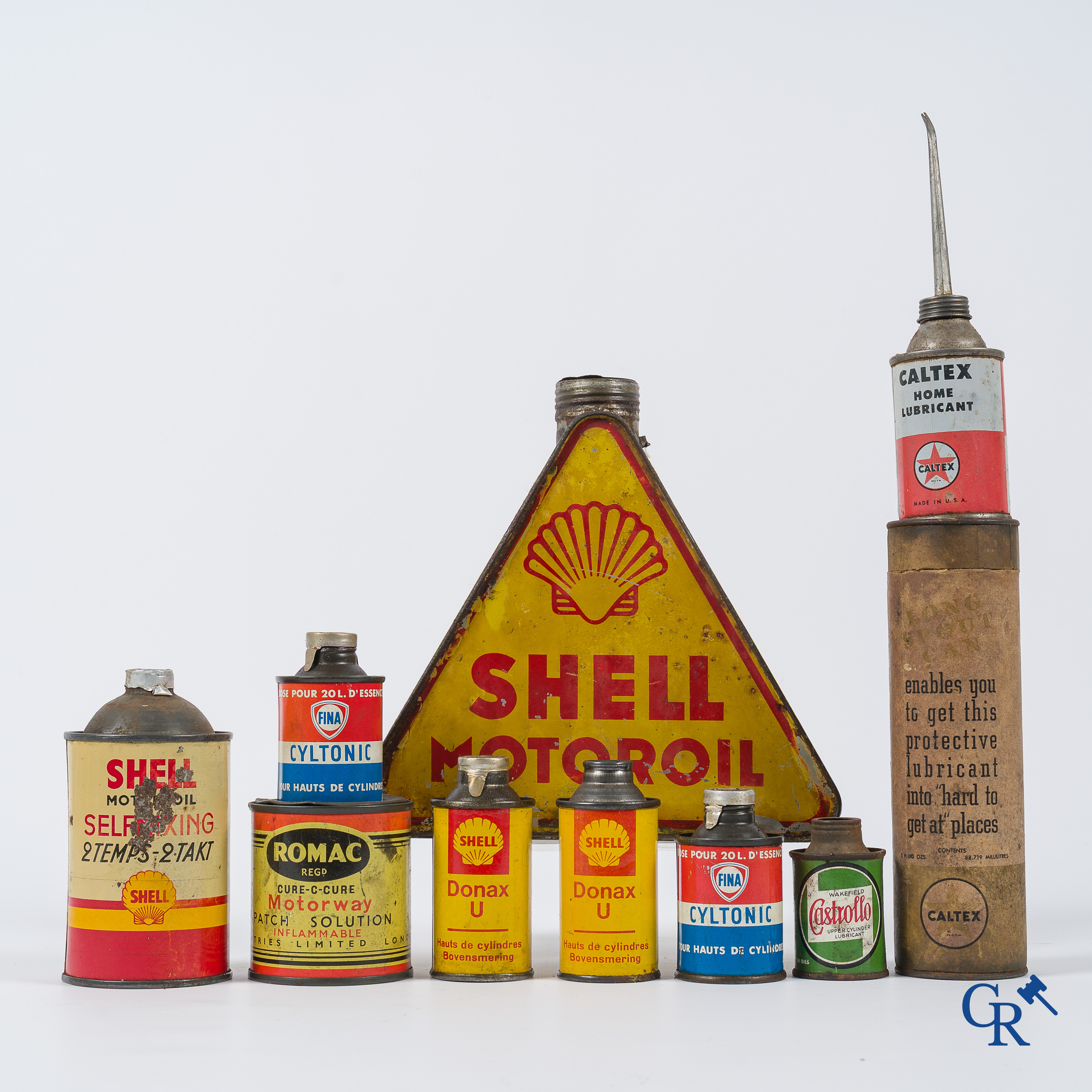 A lot of 8 oil cans, Caltex, Castrol, Fina, Shell, Romac and a triangular Shell oil can 1L. 1930's to 1950's.