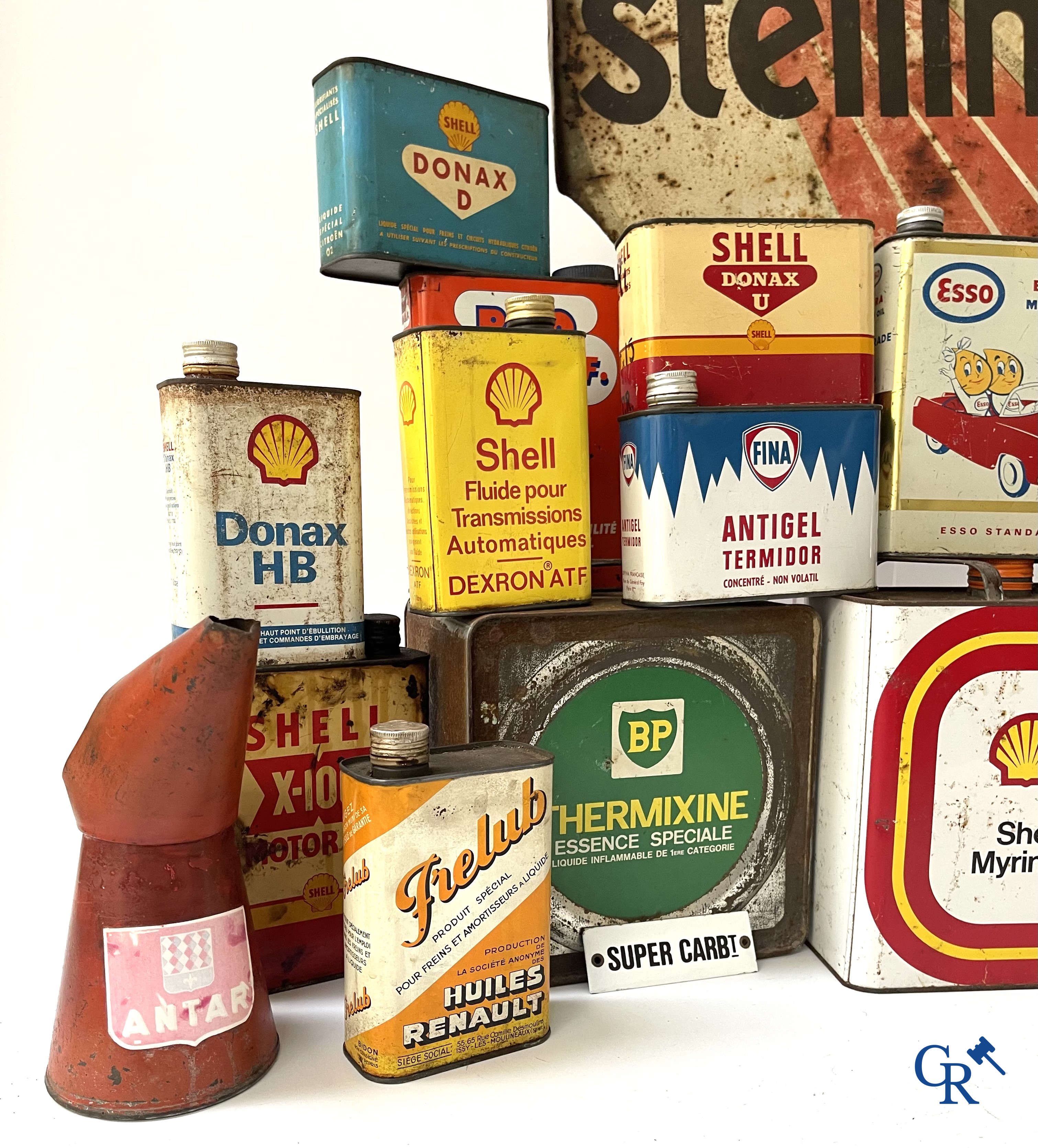 Automobilia, Groot lot olieblikken, een uithangbord Stelline, olie schenkkan Antar, en emaille bordje. Jaren '50-'60.