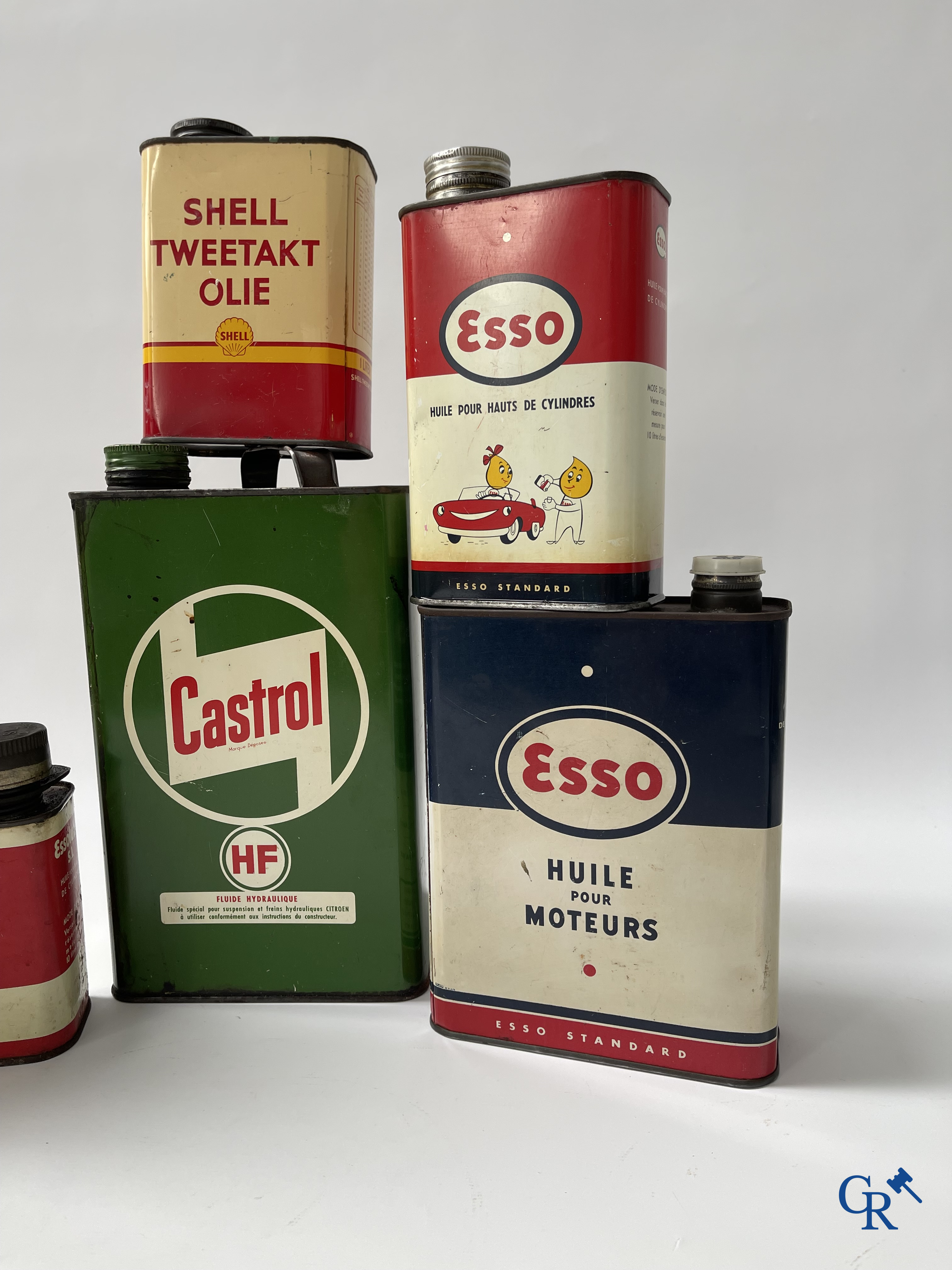 Automobilia. Lot of oil cans and an Eskimo Spécial Anti-freeze can. Castrol, Esso, Shell, 1950's- 1960's.