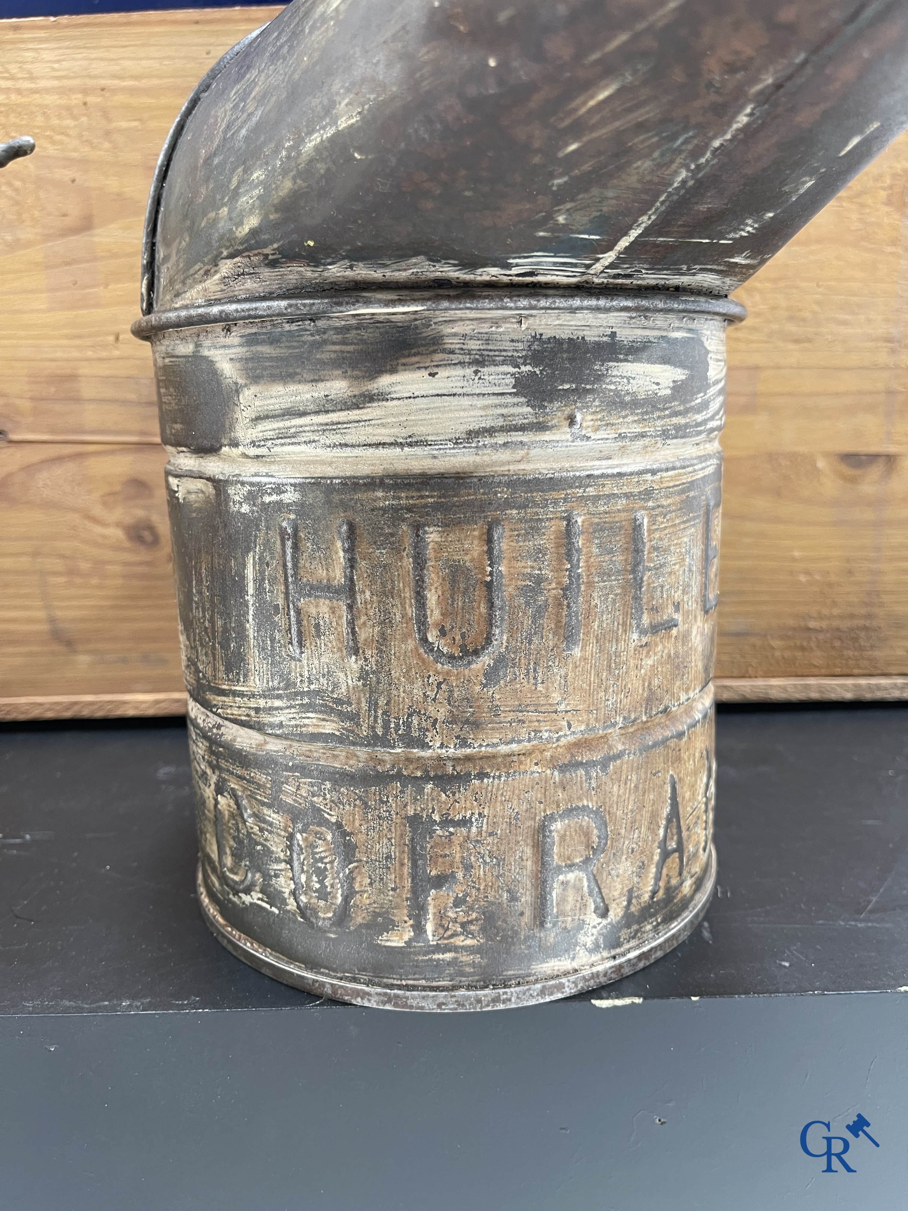 Automobilia, Kavel met een emaille reclamebord Peugeot, olieblikken en een houten Renault kist.