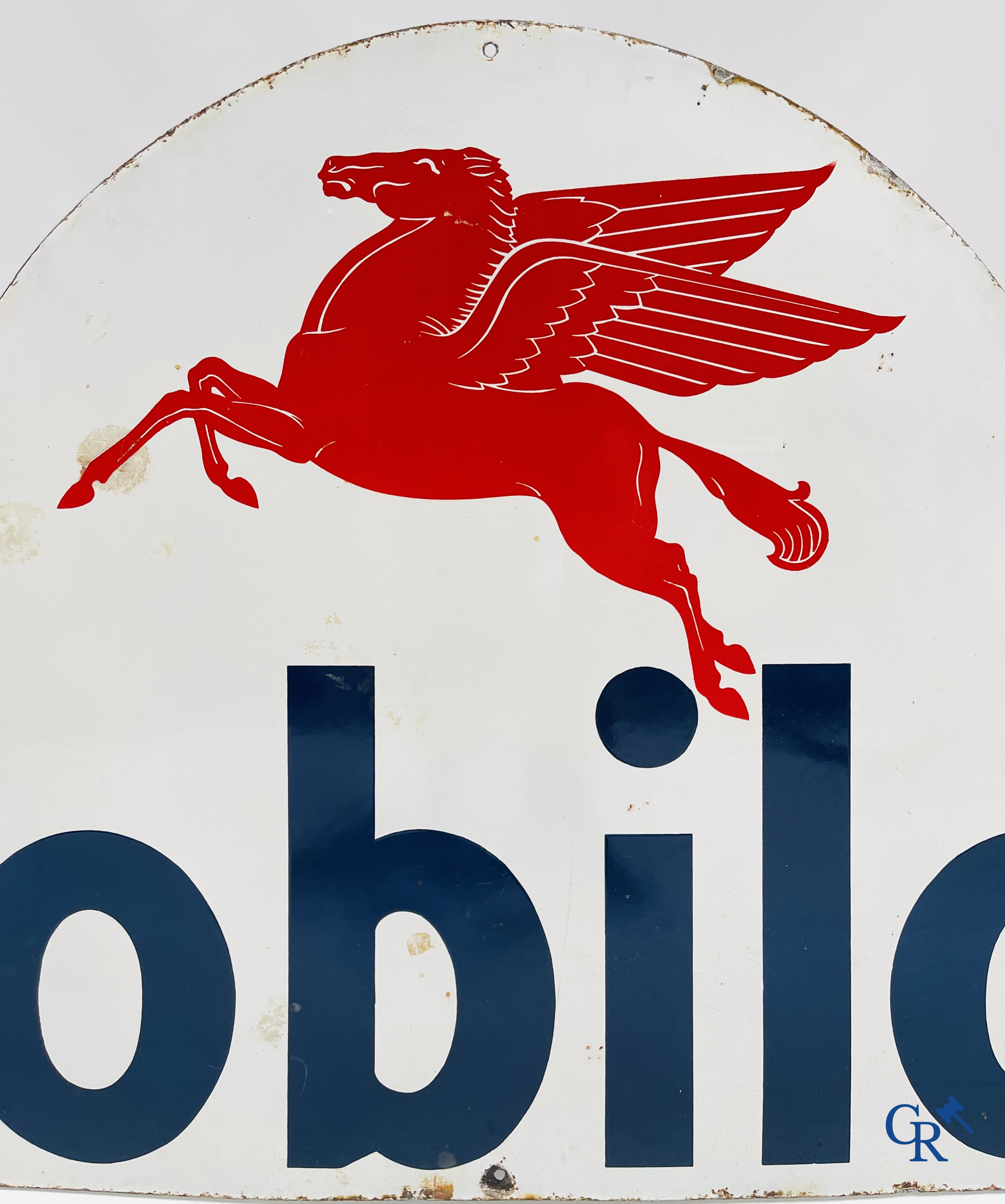 Mobiloil. Emaille reclamebord met voorstelling van de Mobiloil Pegasus. Belgische versie. Jaren '40-'50.