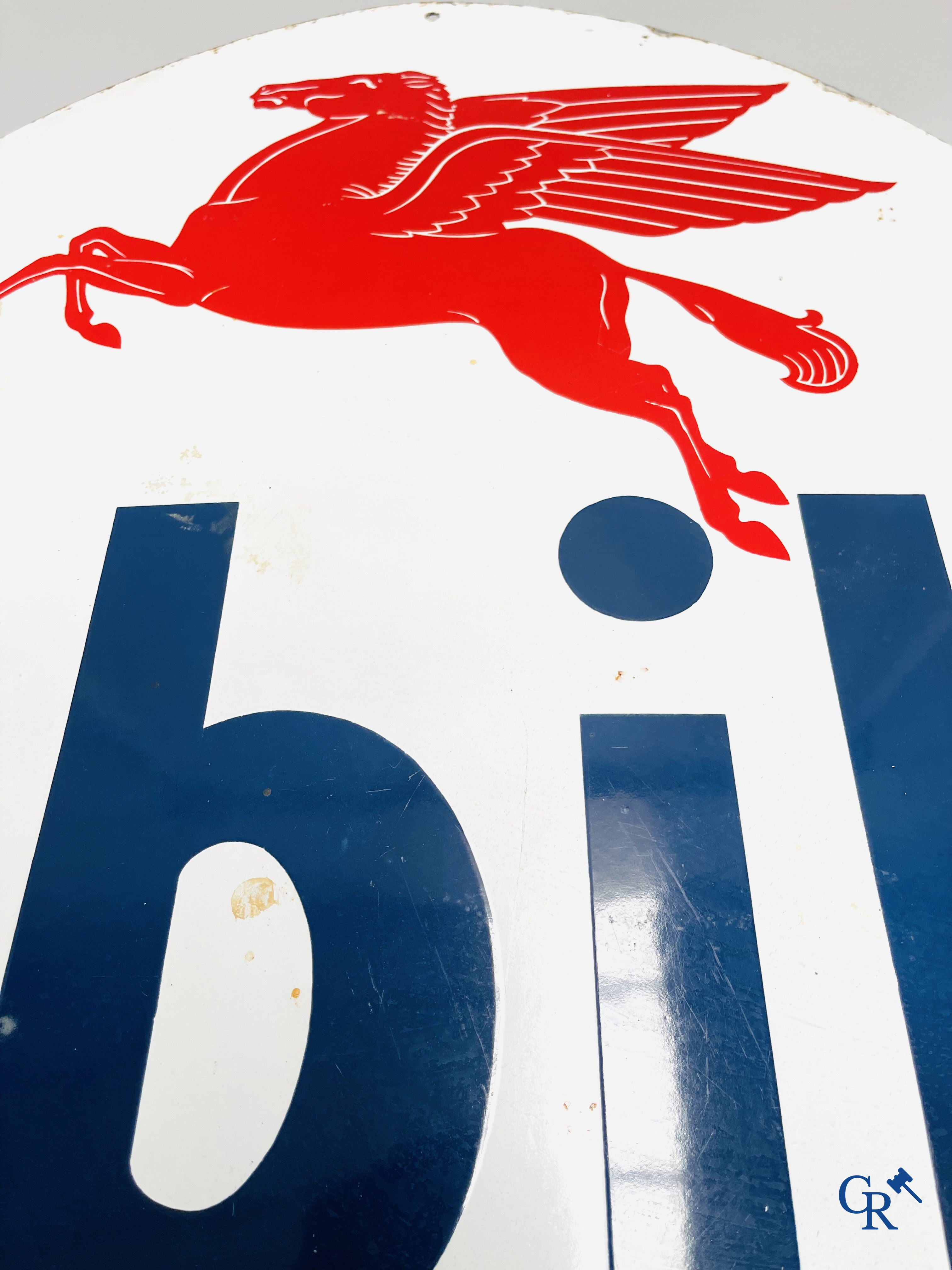 Mobiloil. Emaille reclamebord met voorstelling van de Mobiloil Pegasus. Belgische versie. Jaren '40-'50.