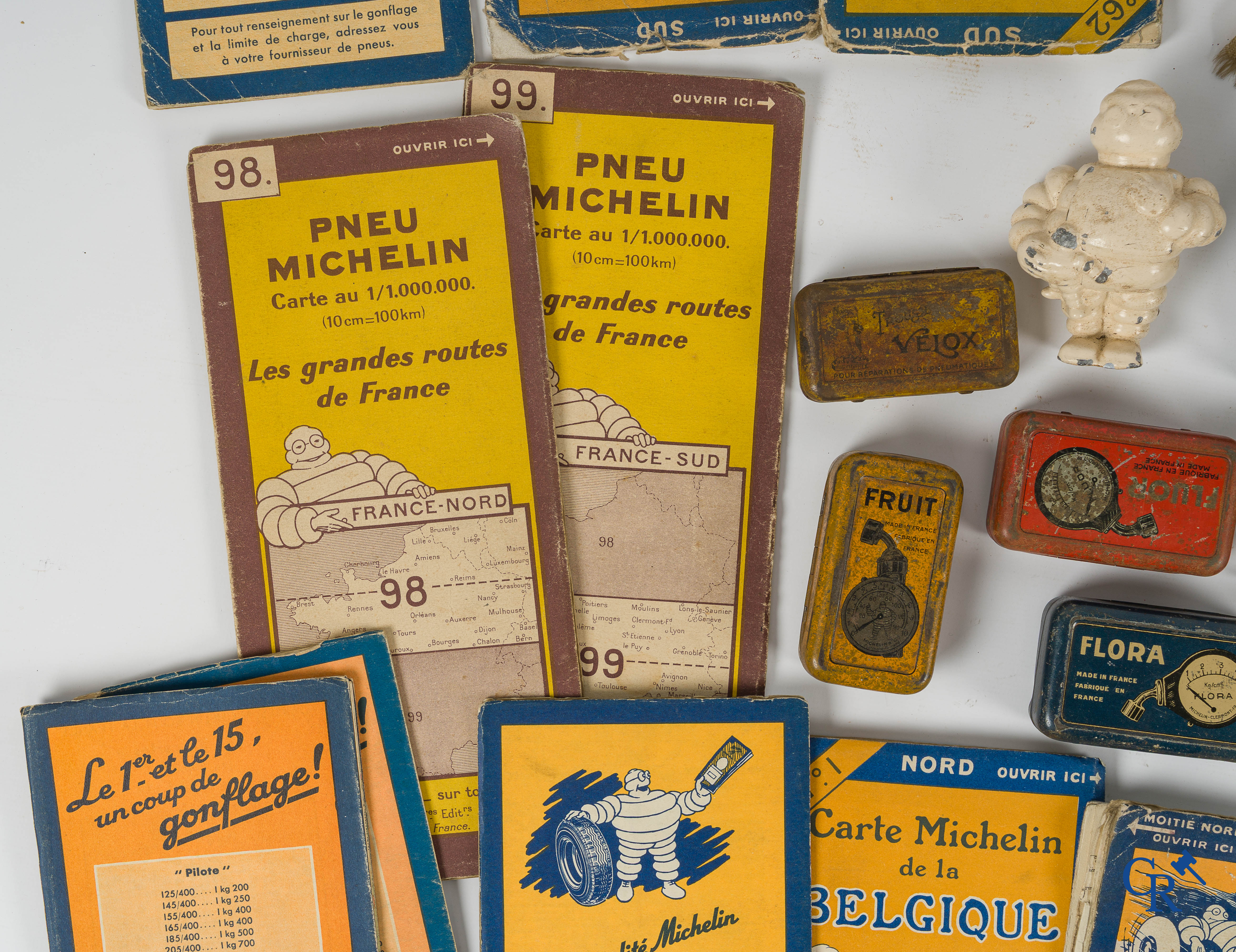 Michelin. Automobilia. Interesting lot with Michelin objects. 1920's-1930's and later.