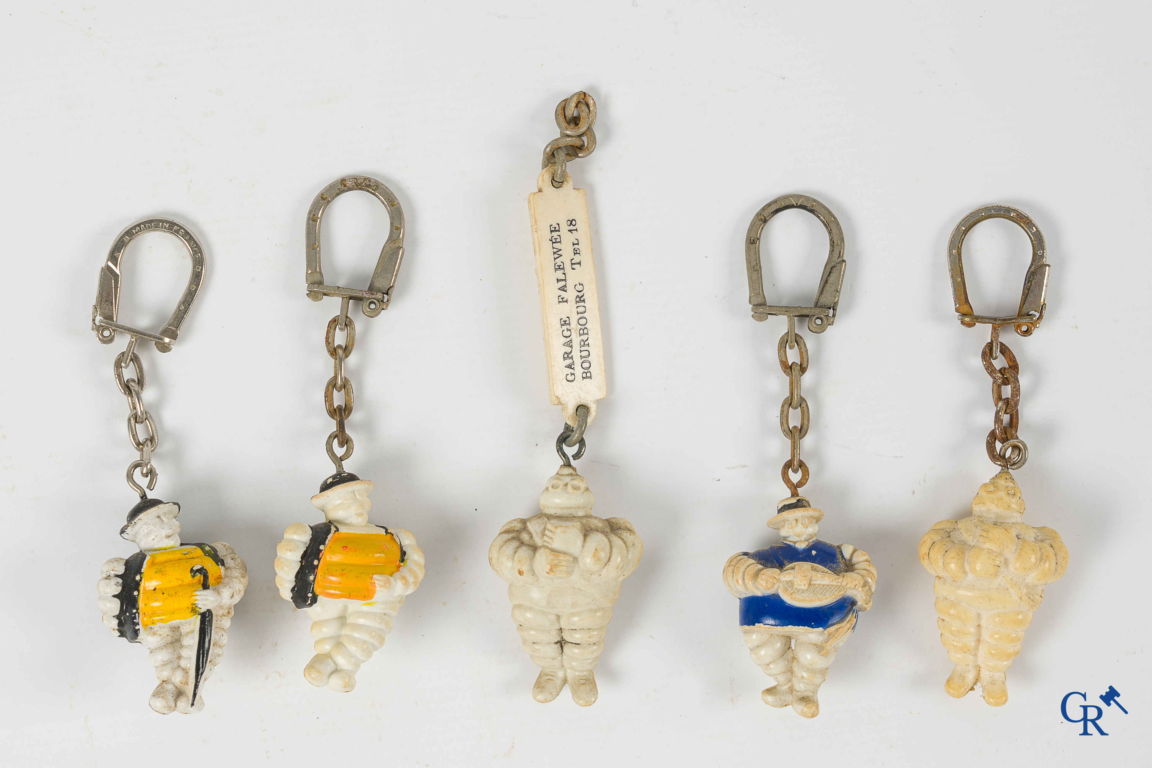 Michelin. Lot Bibendum figuren, Michelin sleutelhangers en een originele drukstempel in brons.