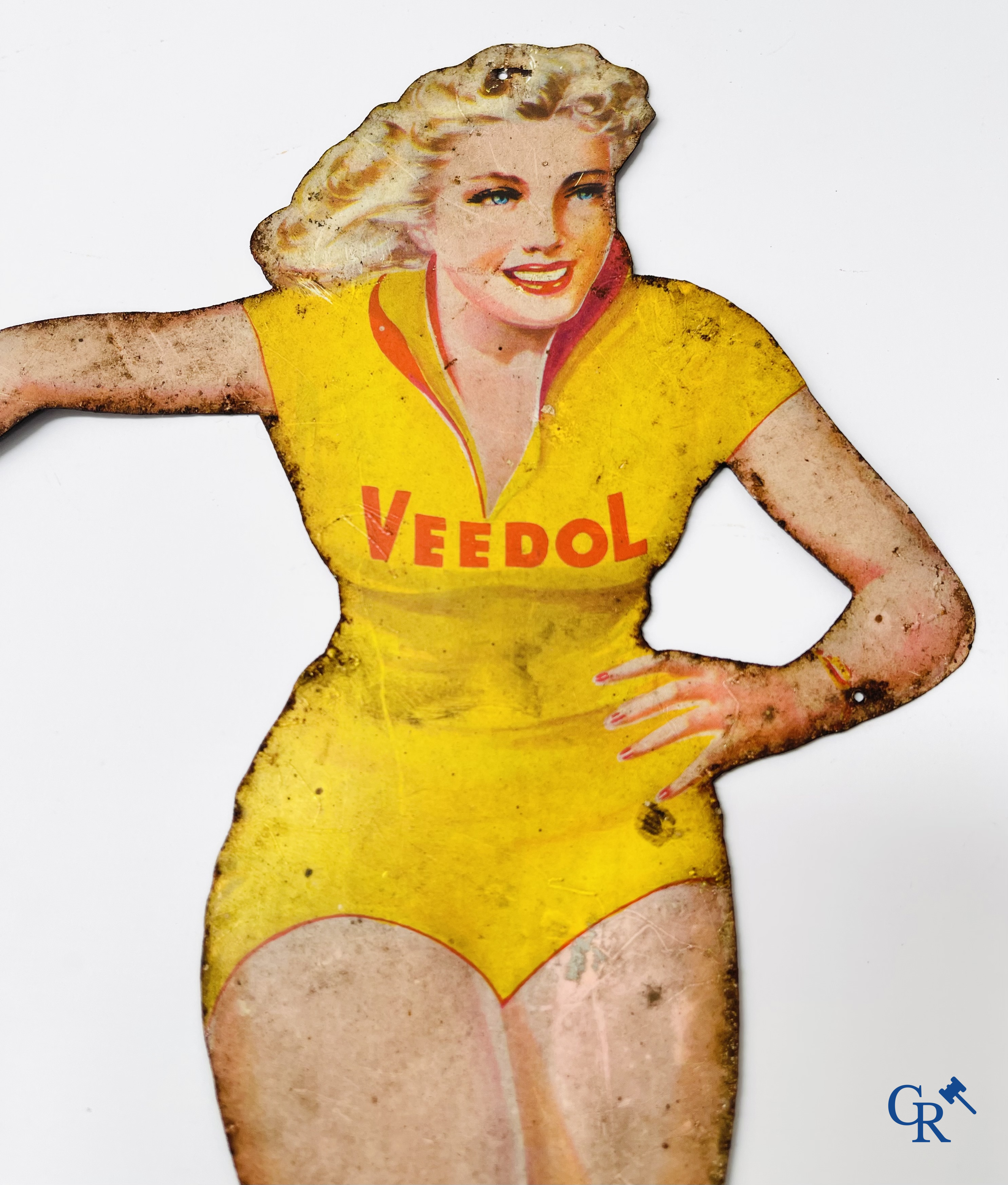 Veedol. Originele Pin up of Ice Skating girl in metaal. Publiciteit voor Veedol motor olie. Jaren '50-'60.