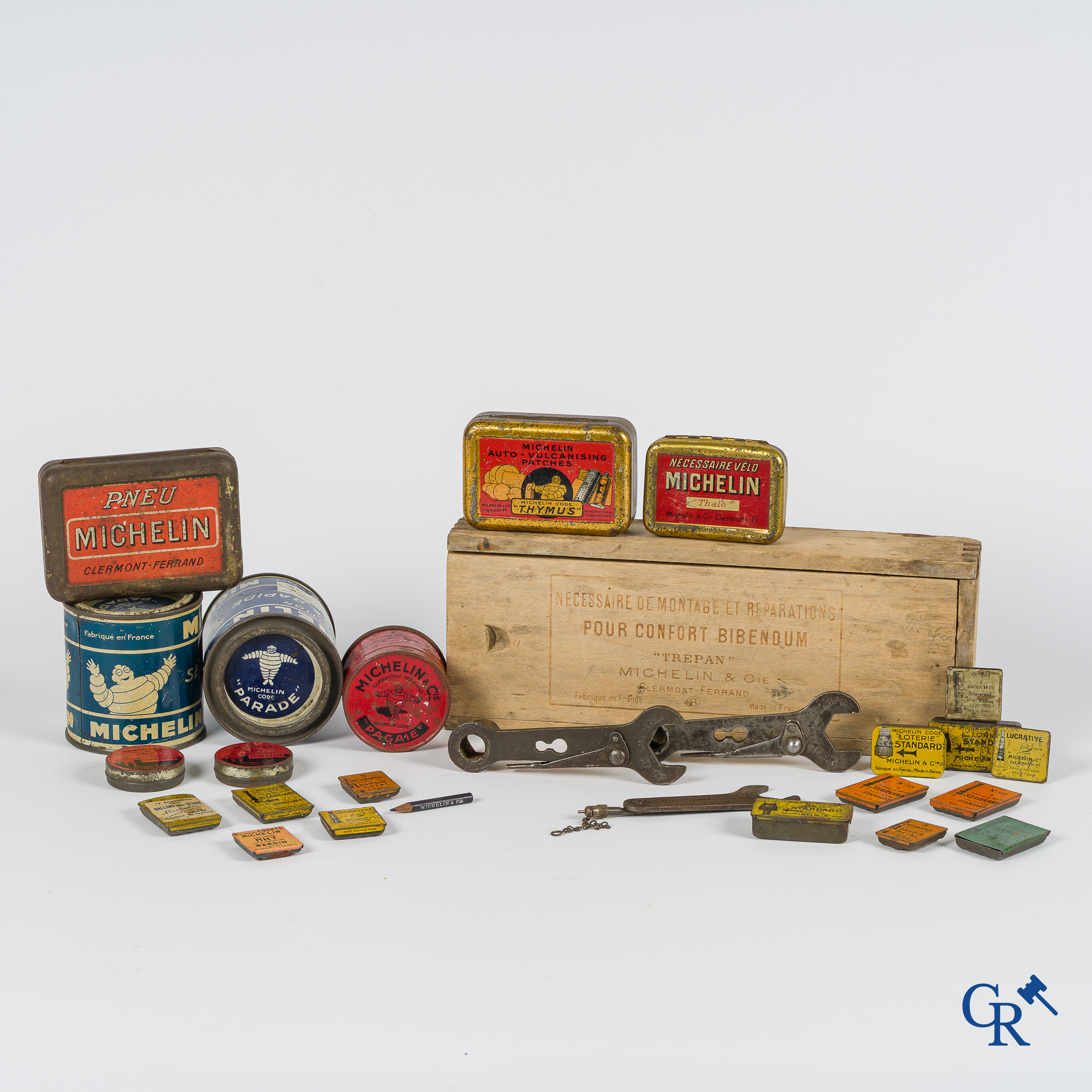 Automobilia. Michelin. An early repair kit "Trépan" and a nice lot of tin boxes. Around 1910-1930.